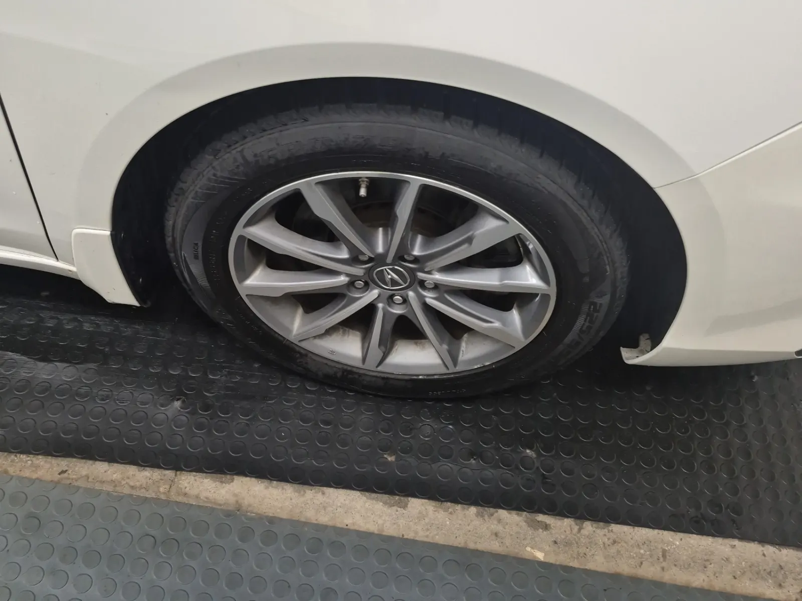 Right Front Wheel/Tire Photo