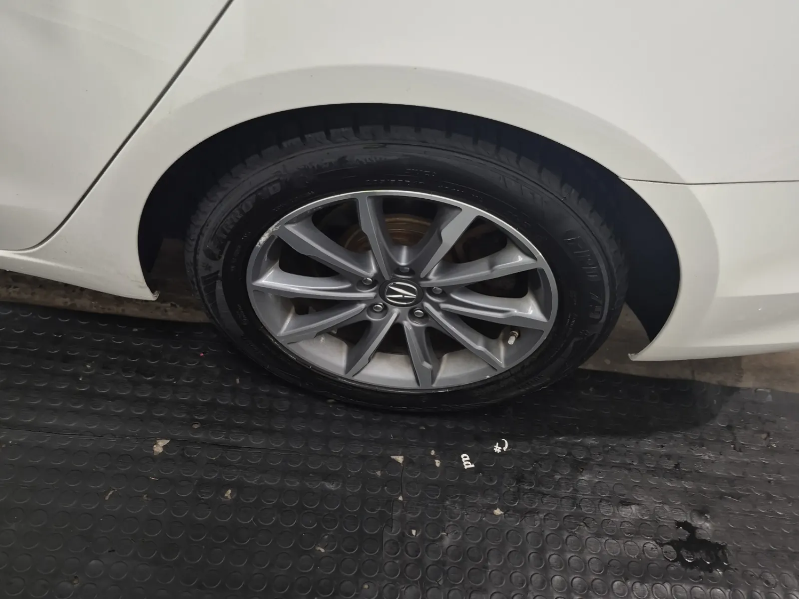 Left Rear Wheel/Tire Photo