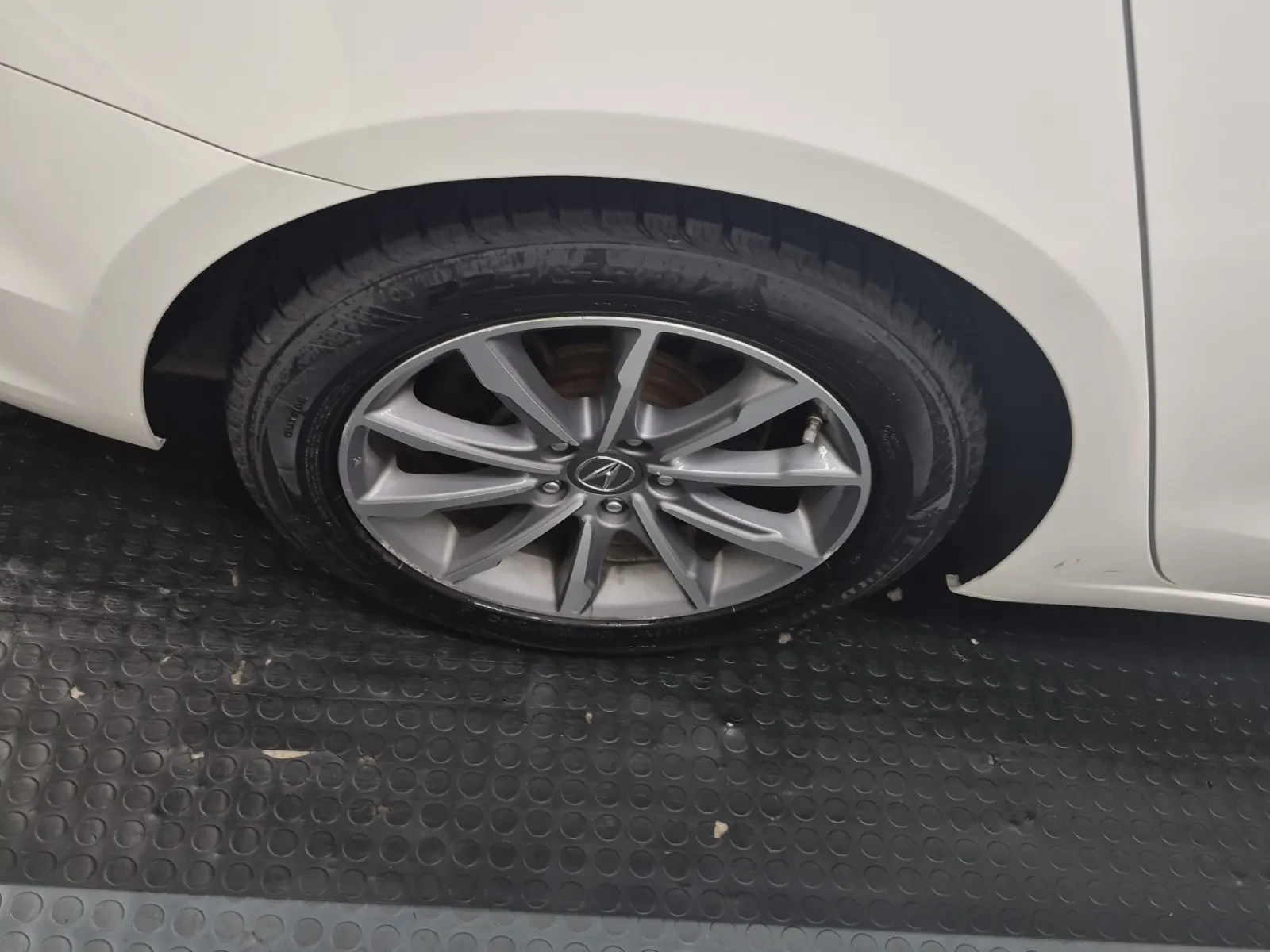 Right Rear Wheel/Tire Photo