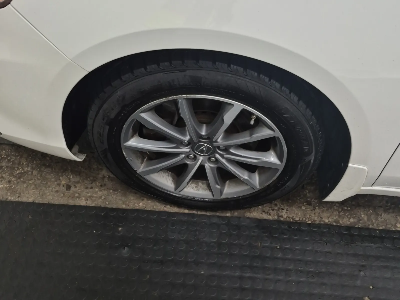 Front driver wheel/tire photo