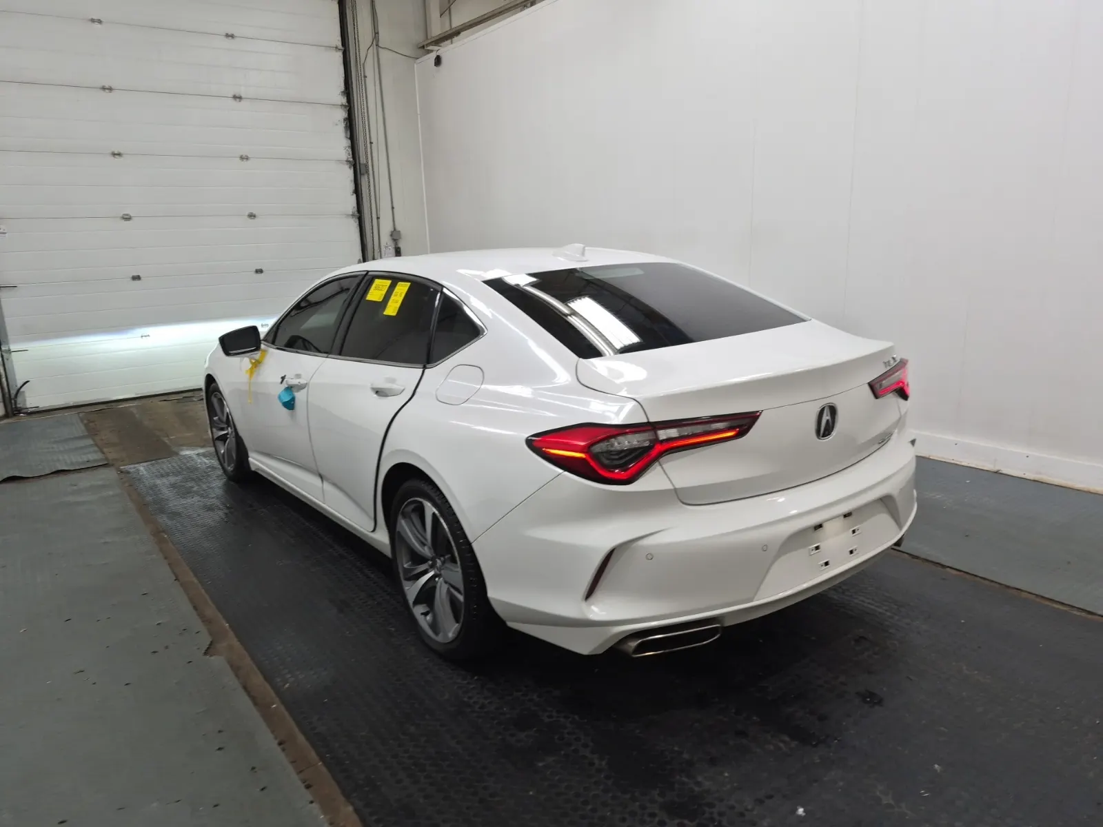 Driver Rear 3/4 Photo