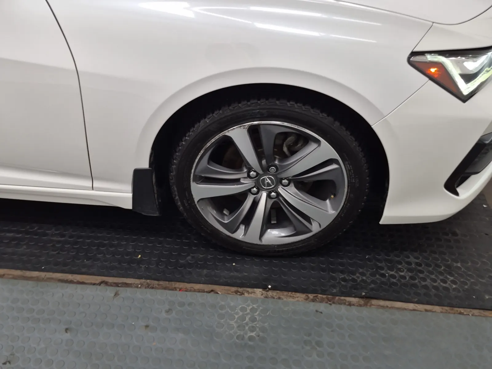 Right Front Wheel/Tire Photo