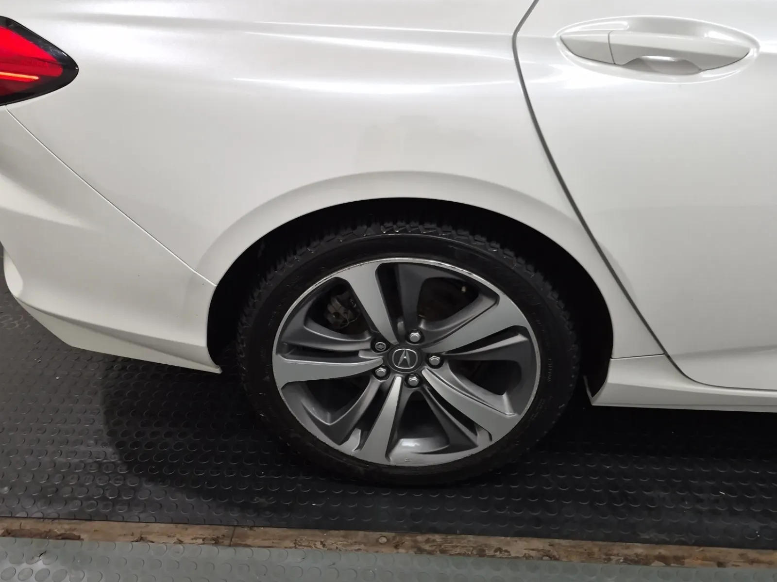 Right Rear Wheel/Tire Photo