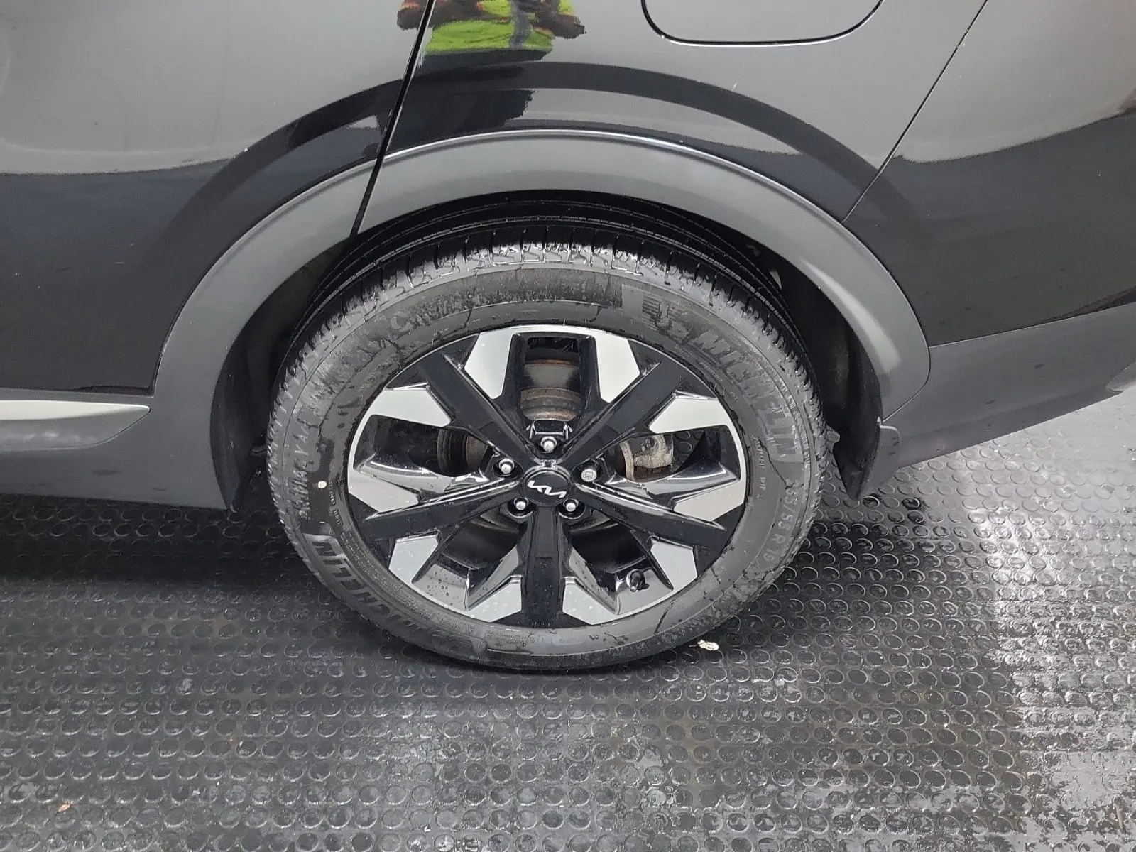 Left Rear Wheel/Tire Photo