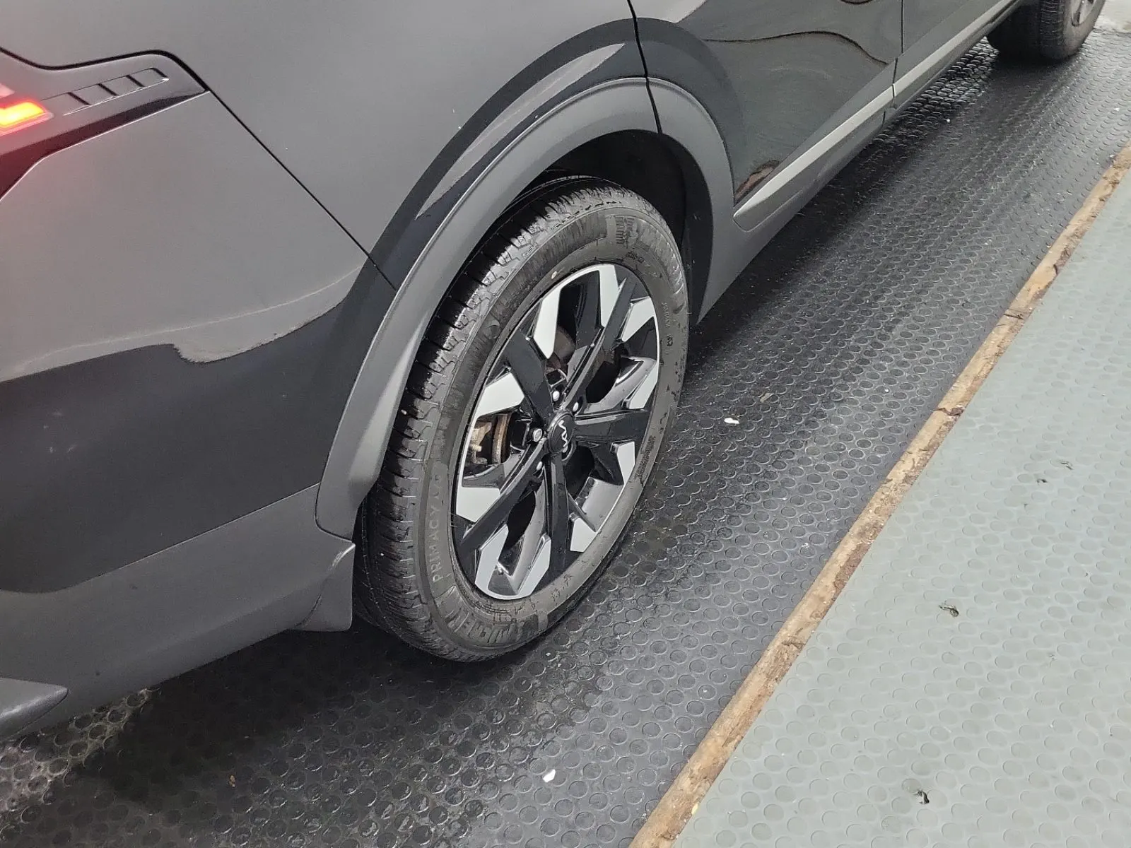 Right Rear Wheel/Tire Photo