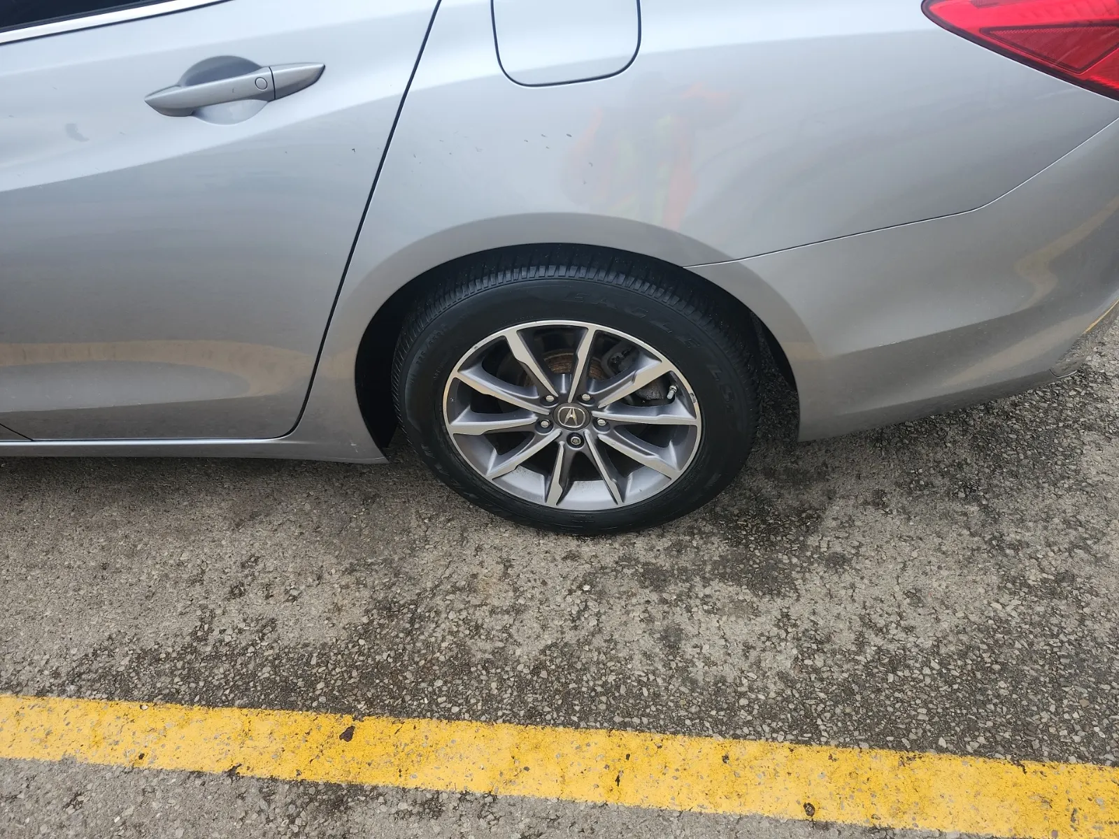 Left Rear Wheel/Tire Photo
