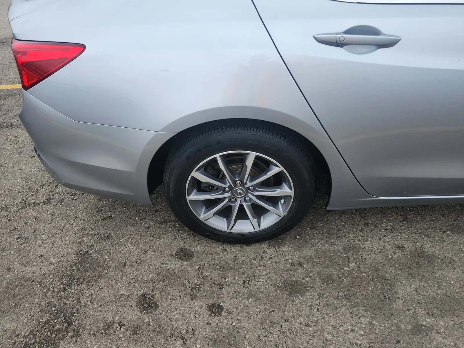Right Rear Wheel/Tire Photo