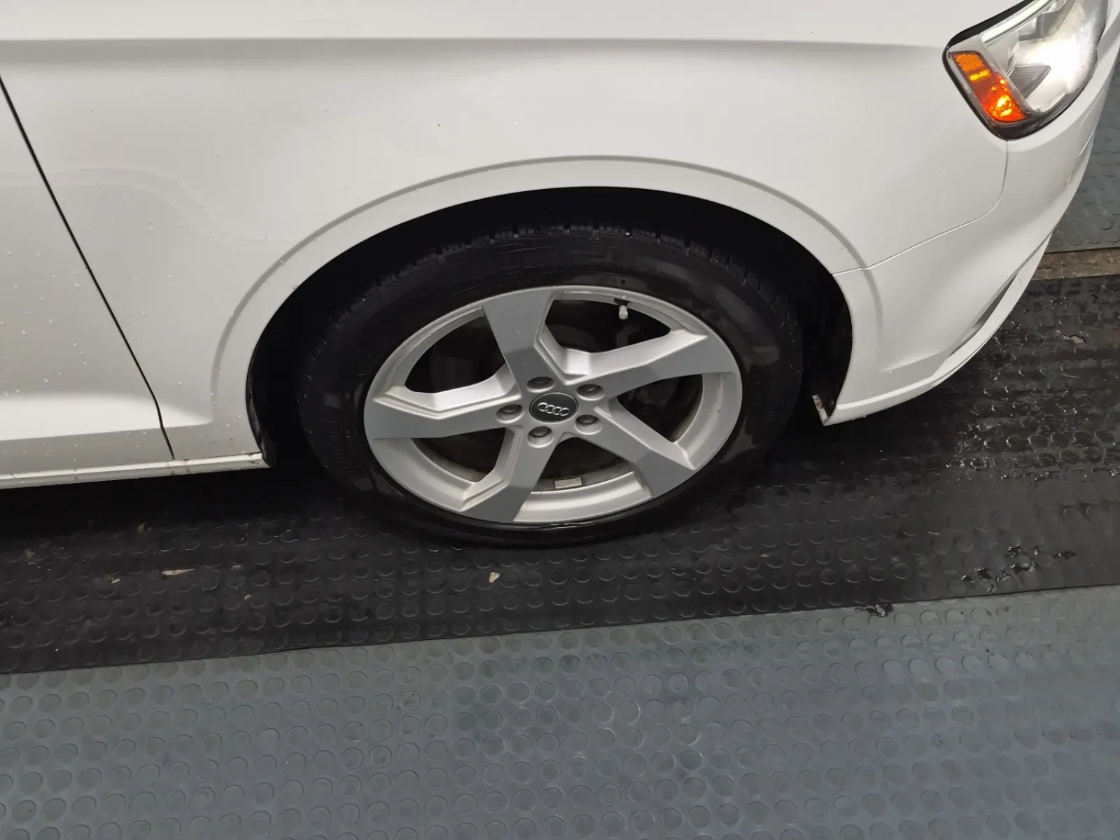 Right Front Wheel/Tire Photo