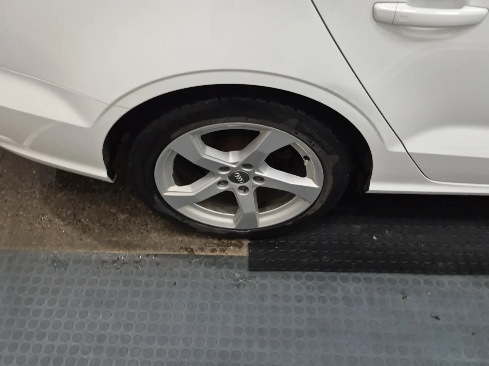 Right Rear Wheel/Tire Photo
