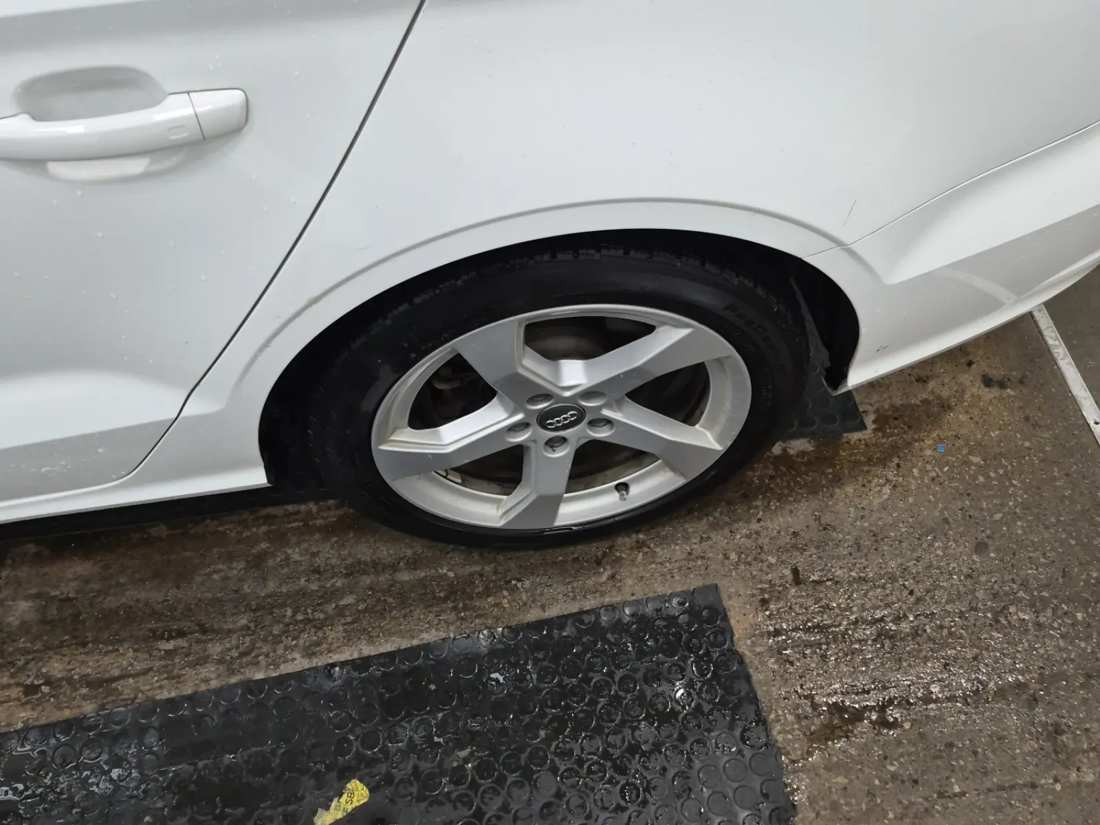 Left Rear Wheel/Tire Photo
