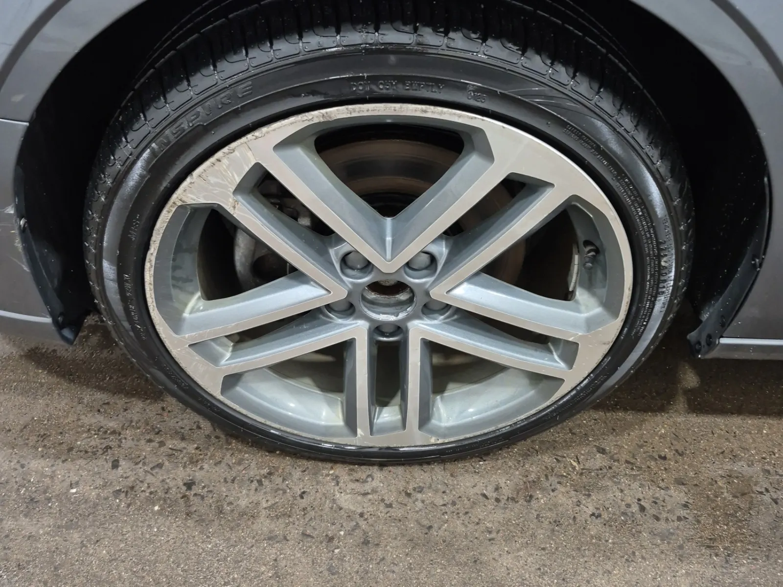 Front driver wheel/tire photo