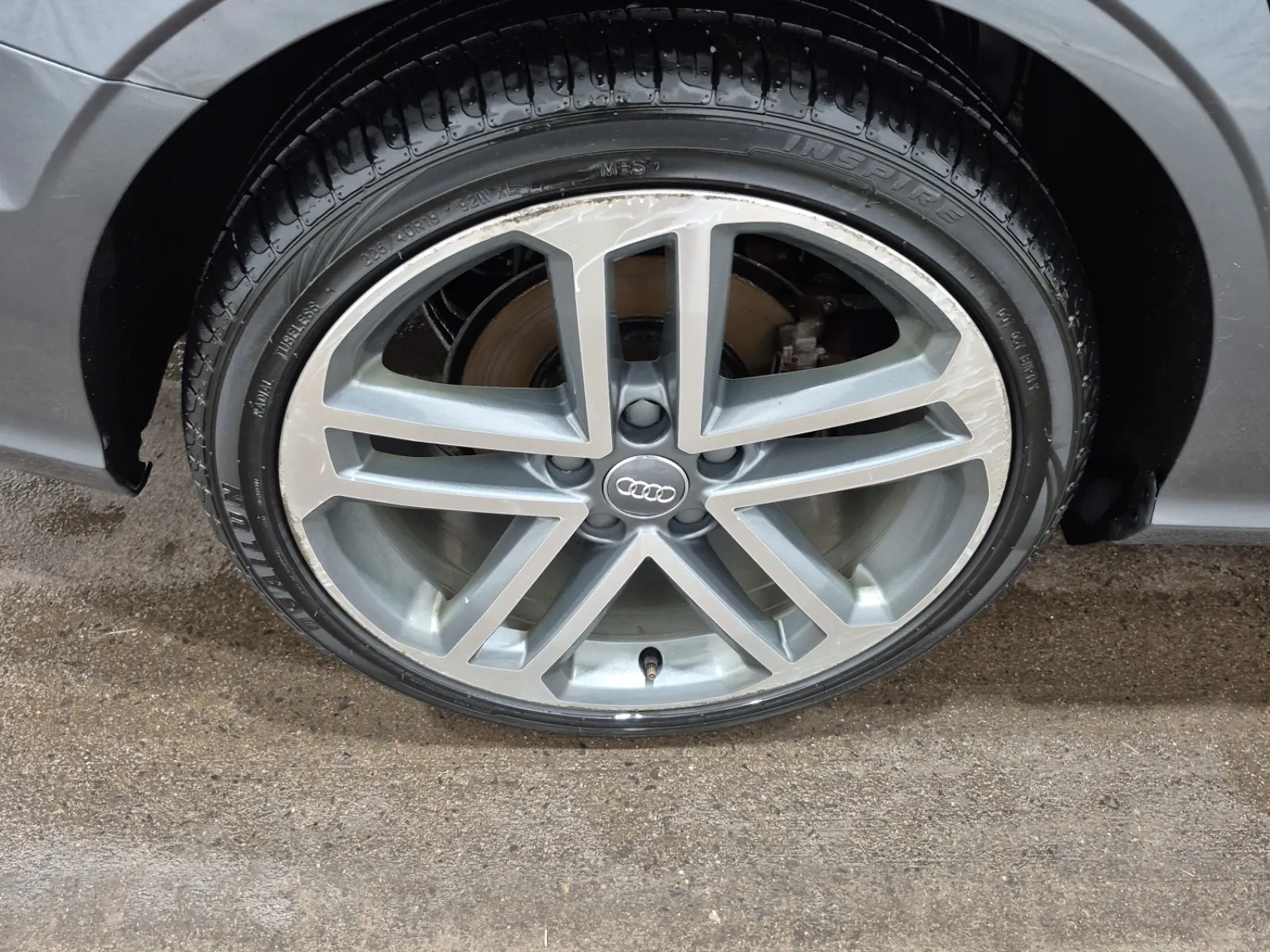 Right Rear Wheel/Tire Photo