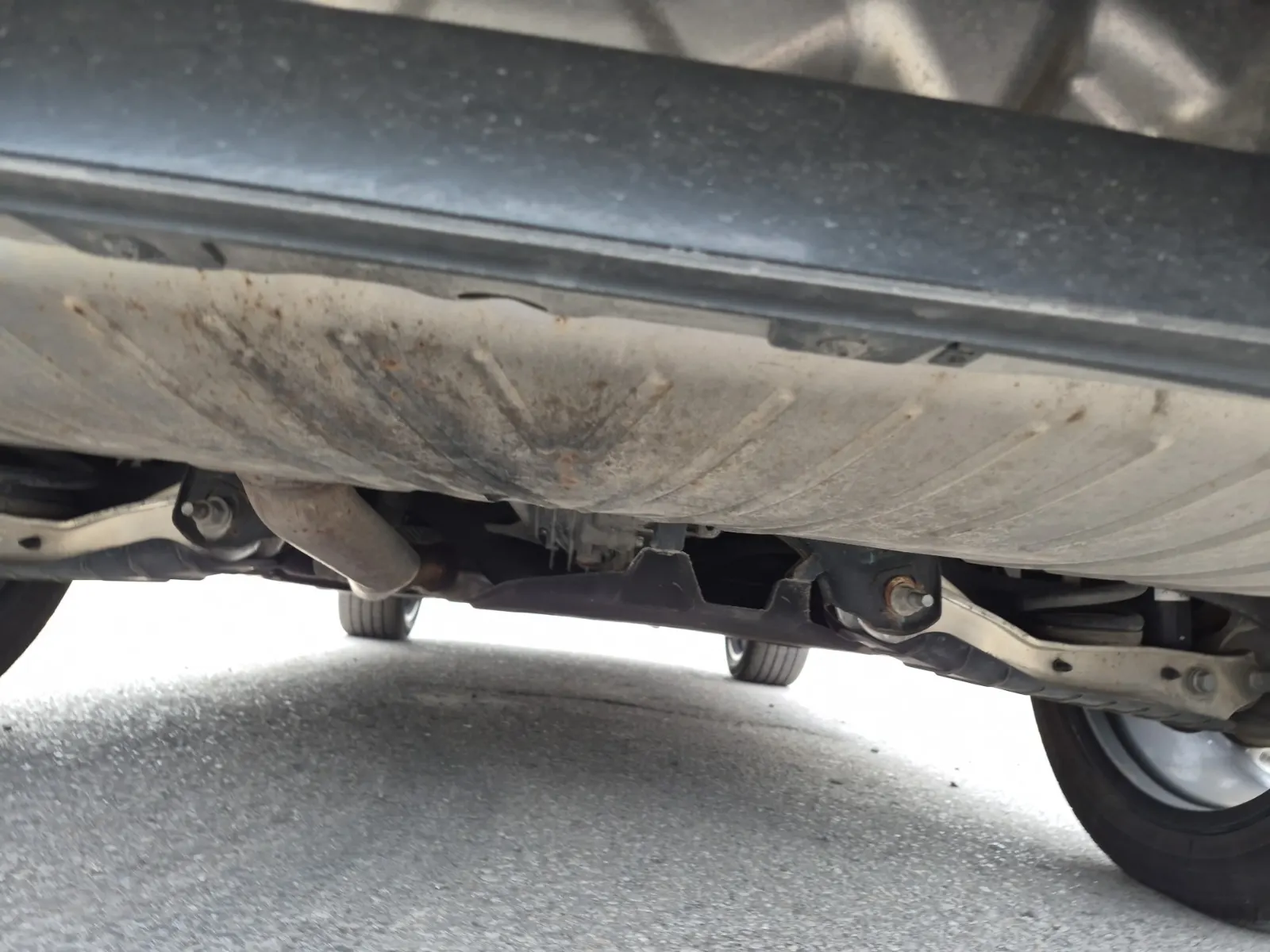 Undercarriage - Rear Photo