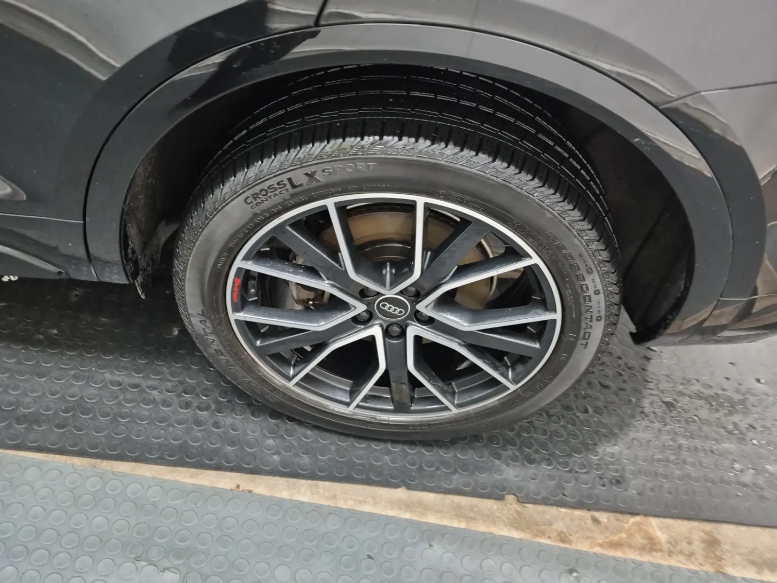 Left Rear Wheel/Tire Photo