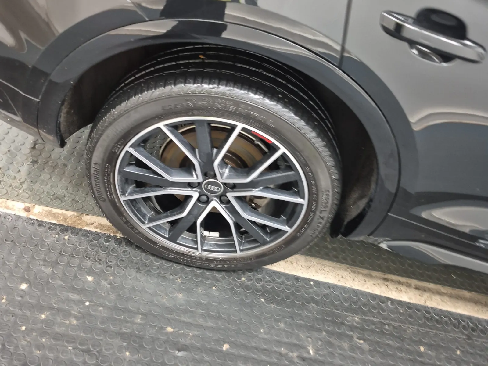Right Rear Wheel/Tire Photo