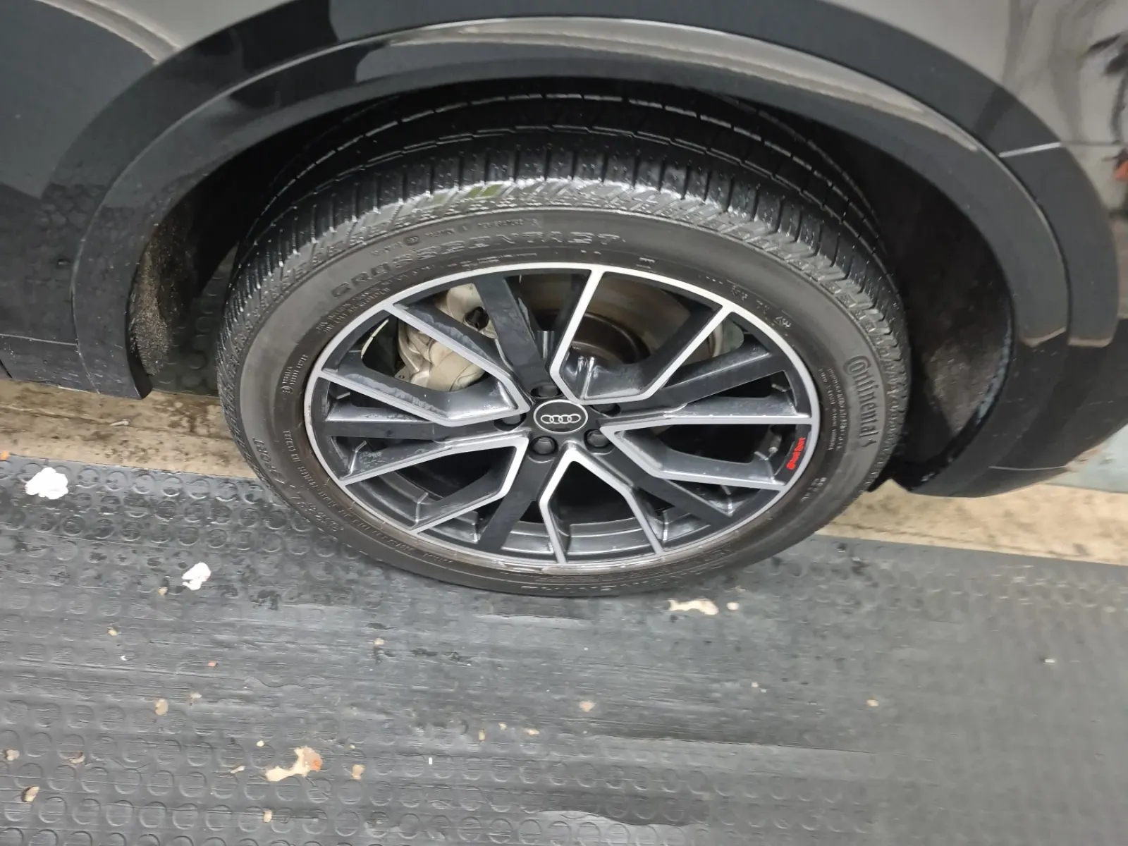Right Front Wheel/Tire Photo