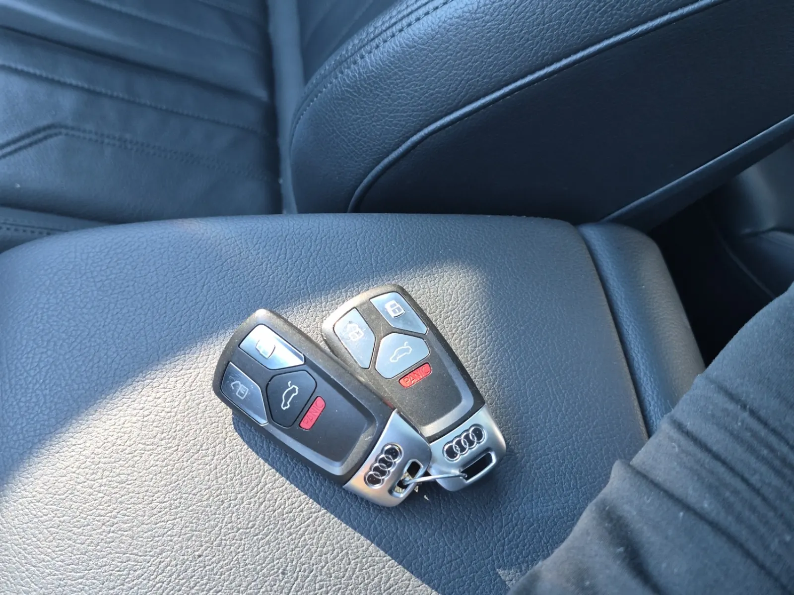 Keys/Fobs/Manual Photo