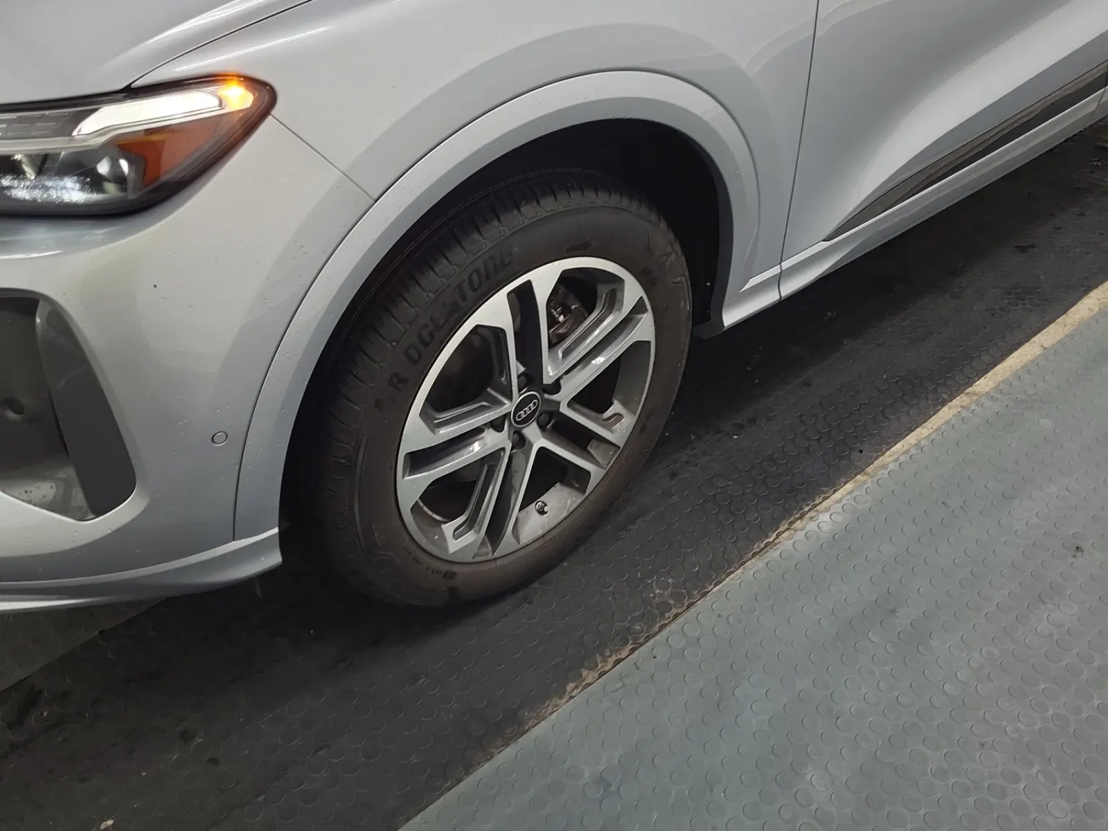 Front driver wheel/tire photo
