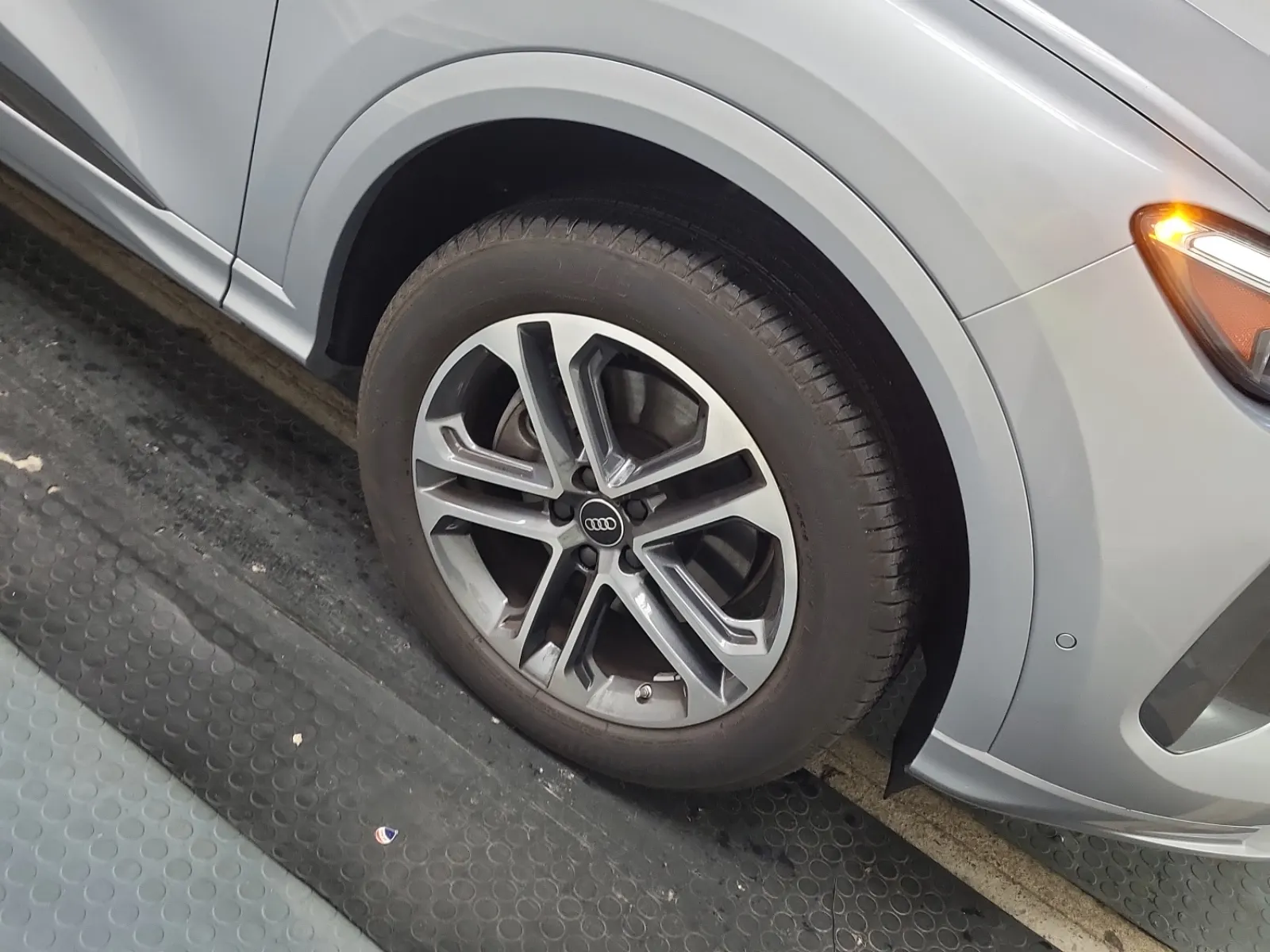 Right Front Wheel/Tire Photo
