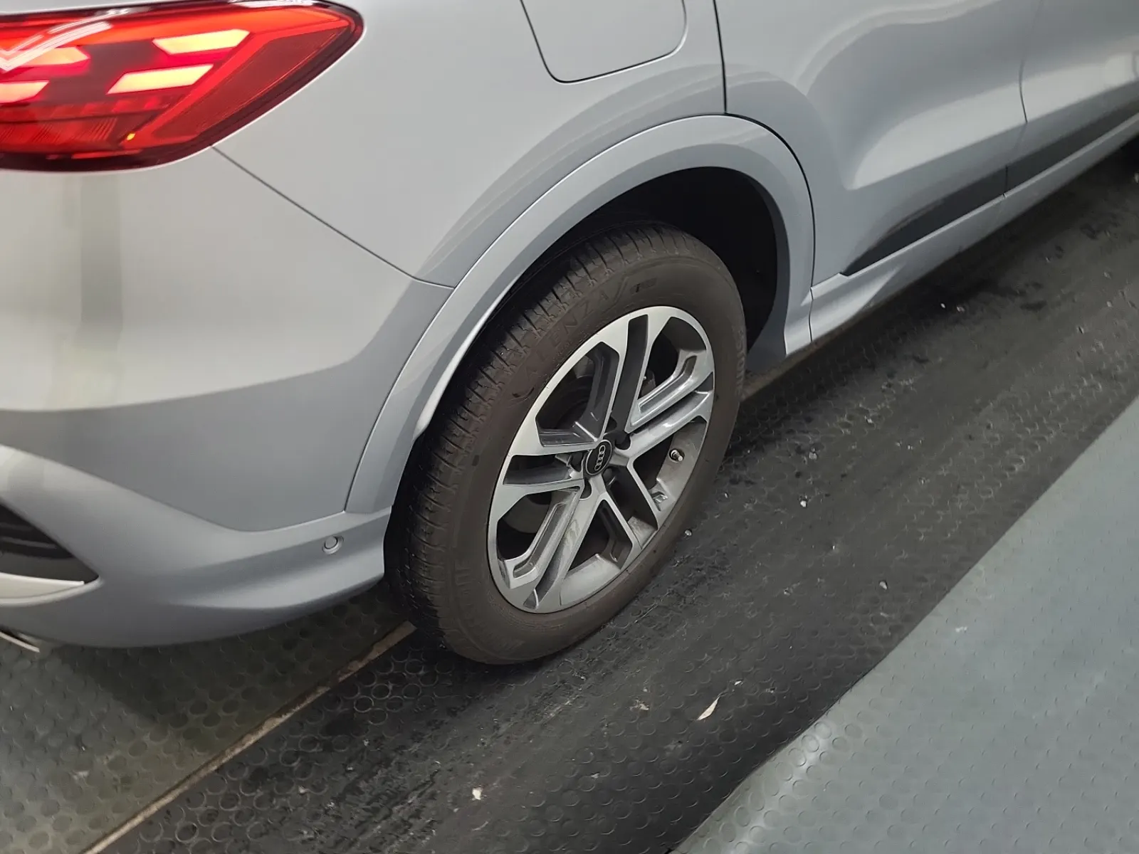 Right Rear Wheel/Tire Photo