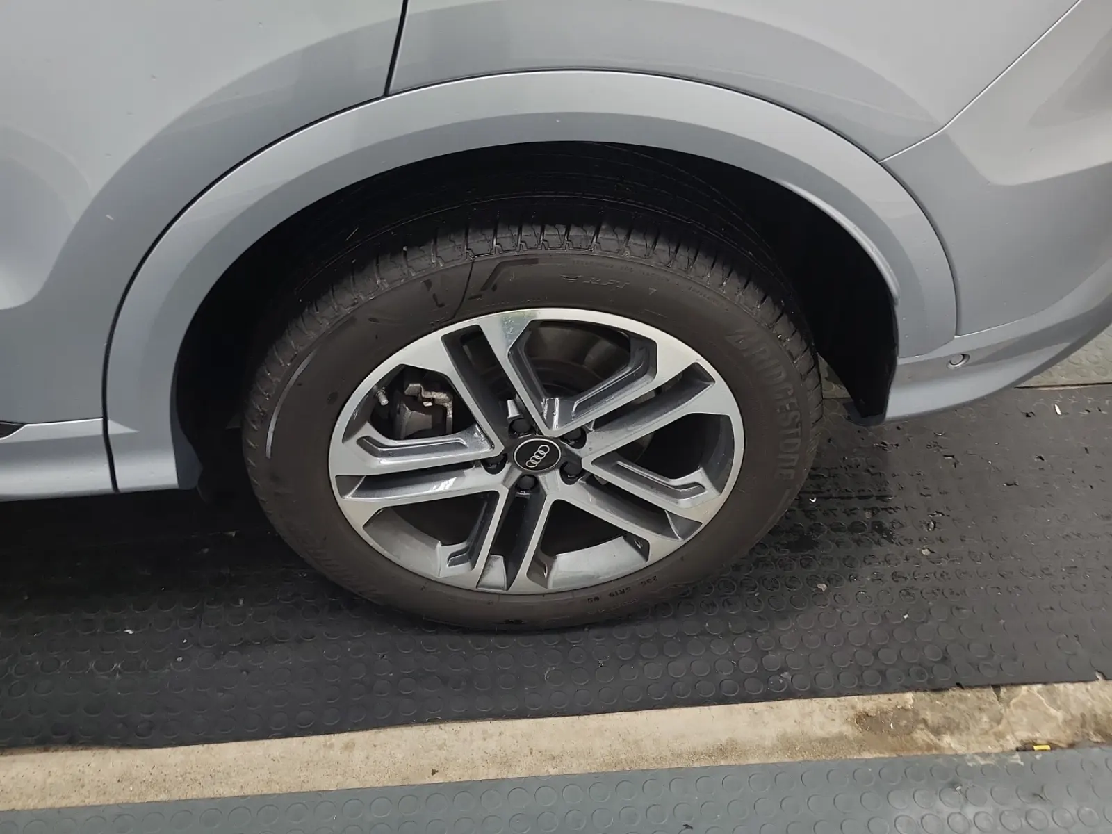 Left Rear Wheel/Tire Photo
