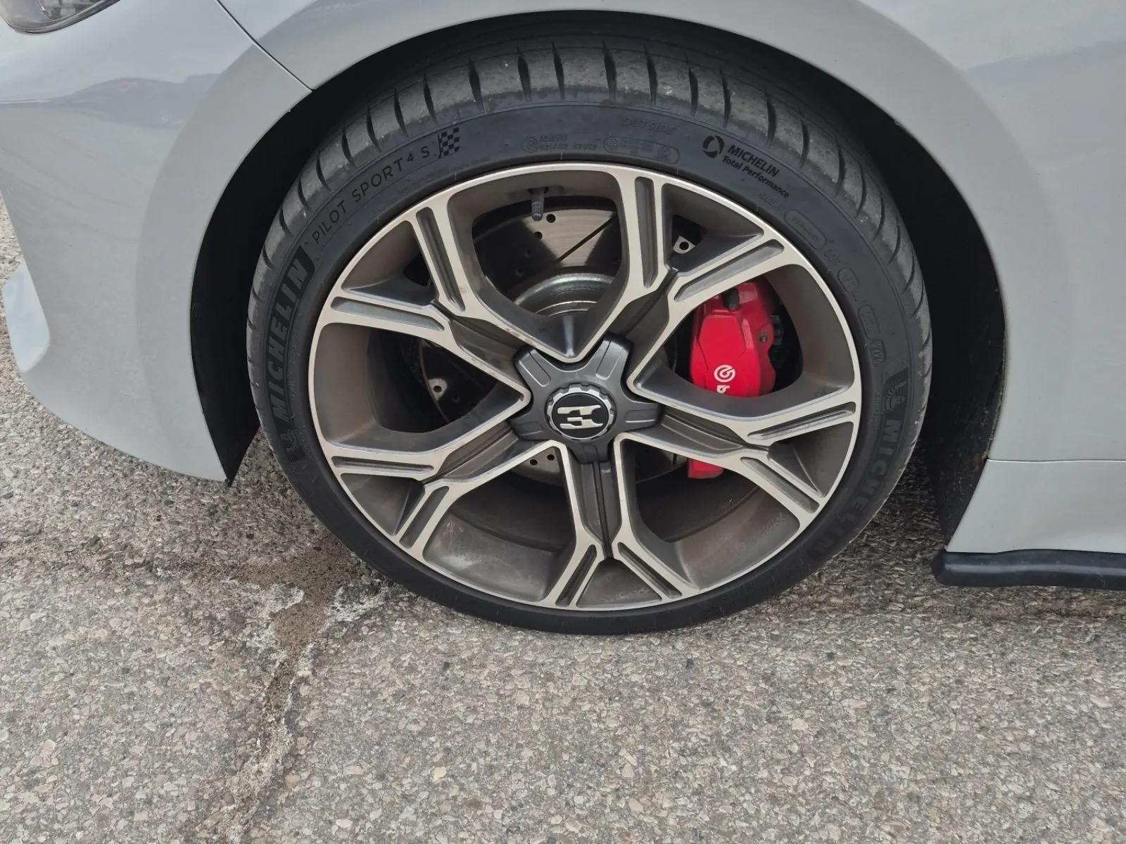 Front driver wheel/tire photo