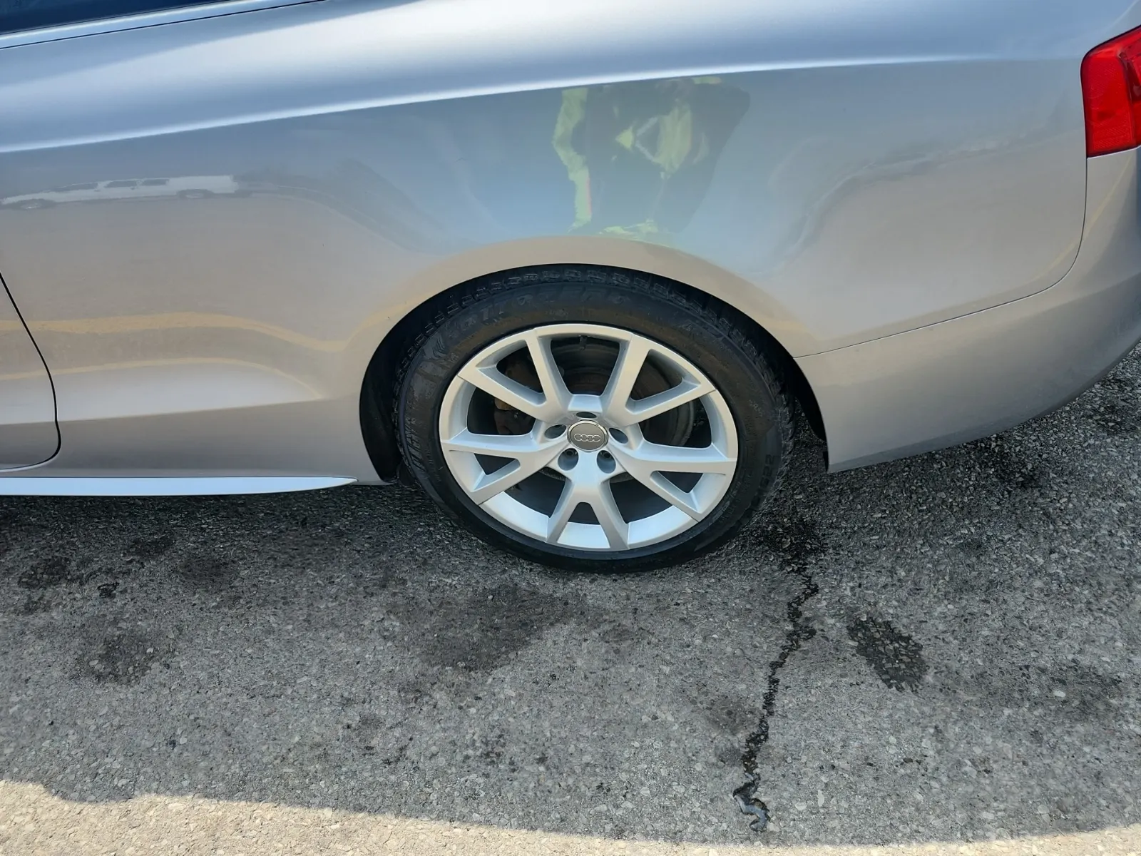 Left Rear Wheel/Tire Photo
