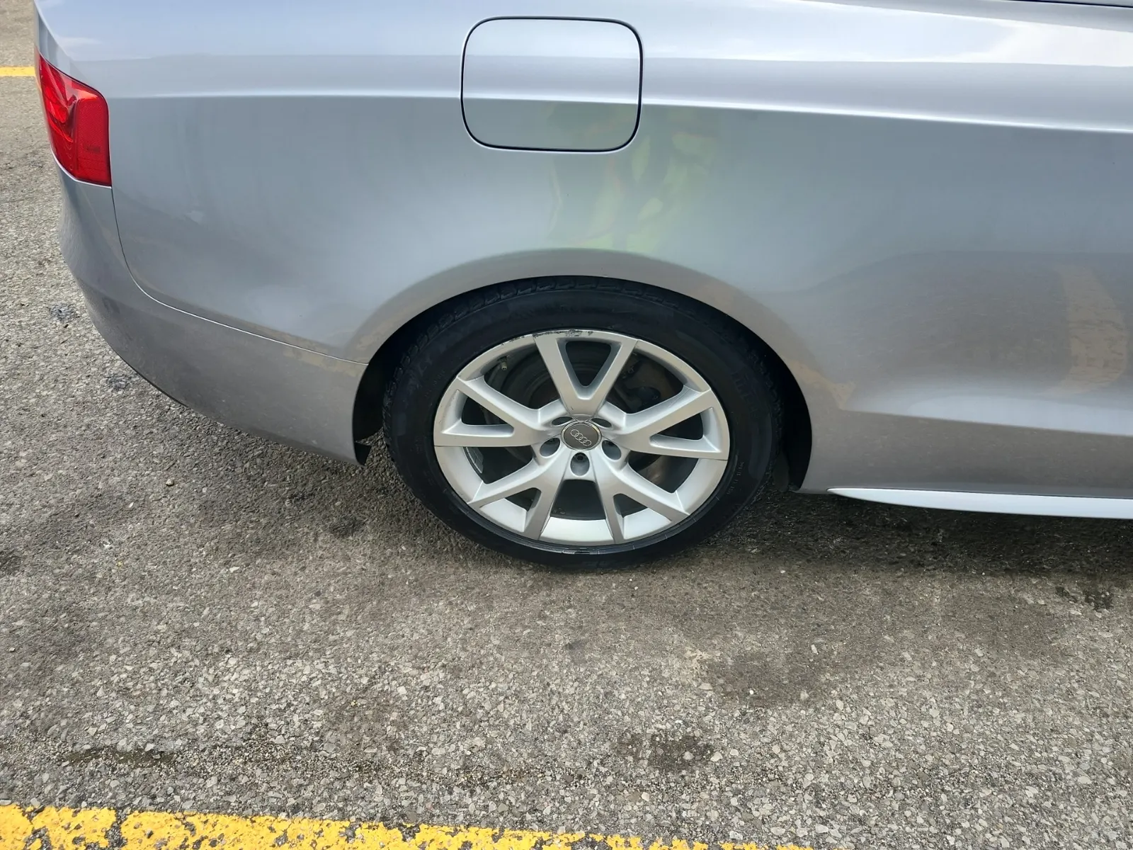 Right Rear Wheel/Tire Photo