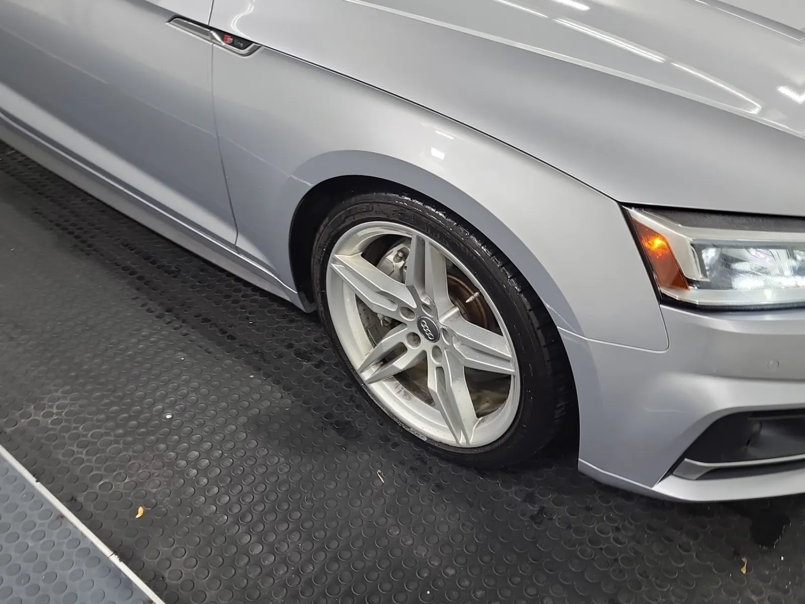 Right Front Wheel/Tire Photo