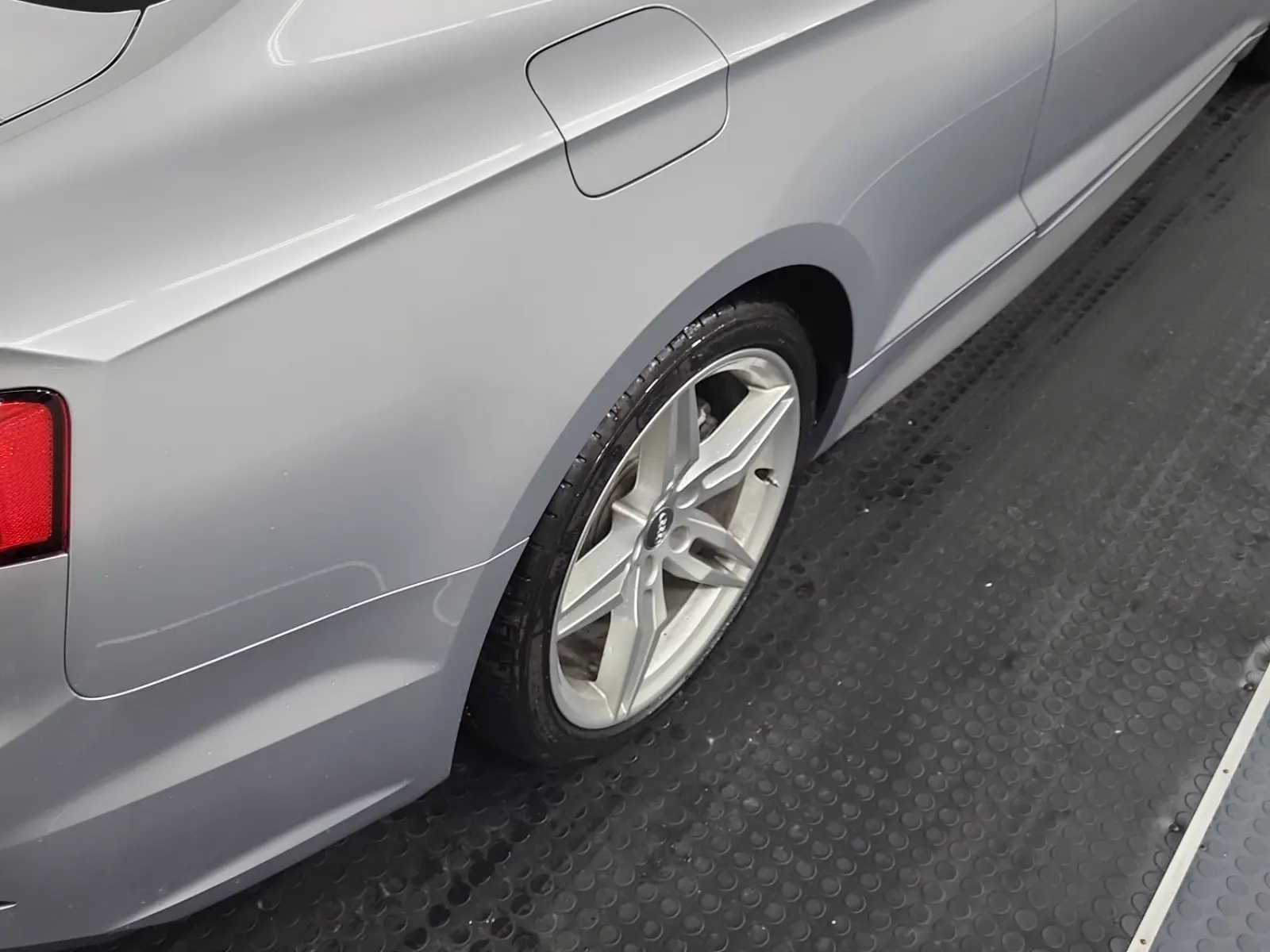 Right Rear Wheel/Tire Photo