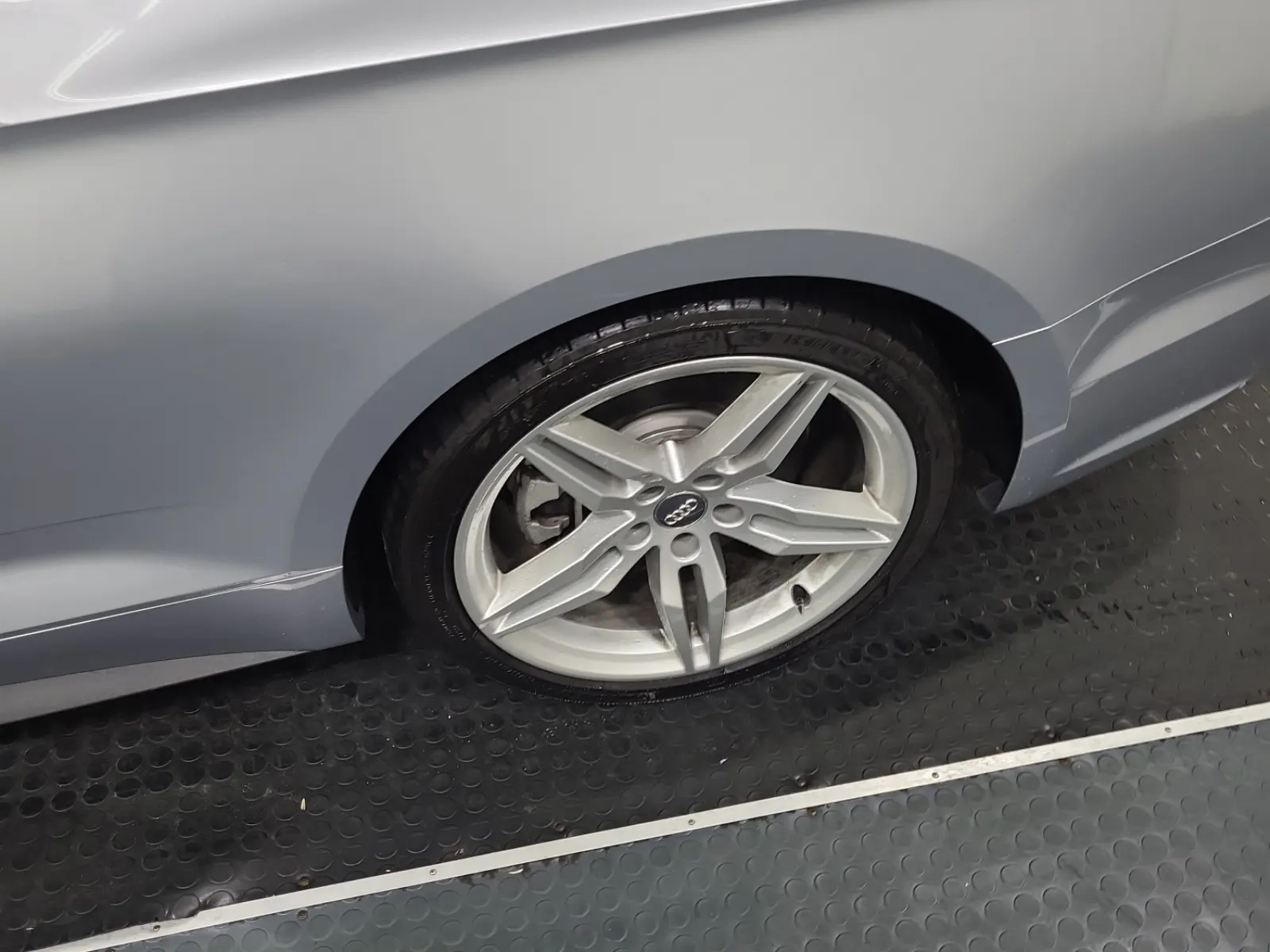 Left Rear Wheel/Tire Photo