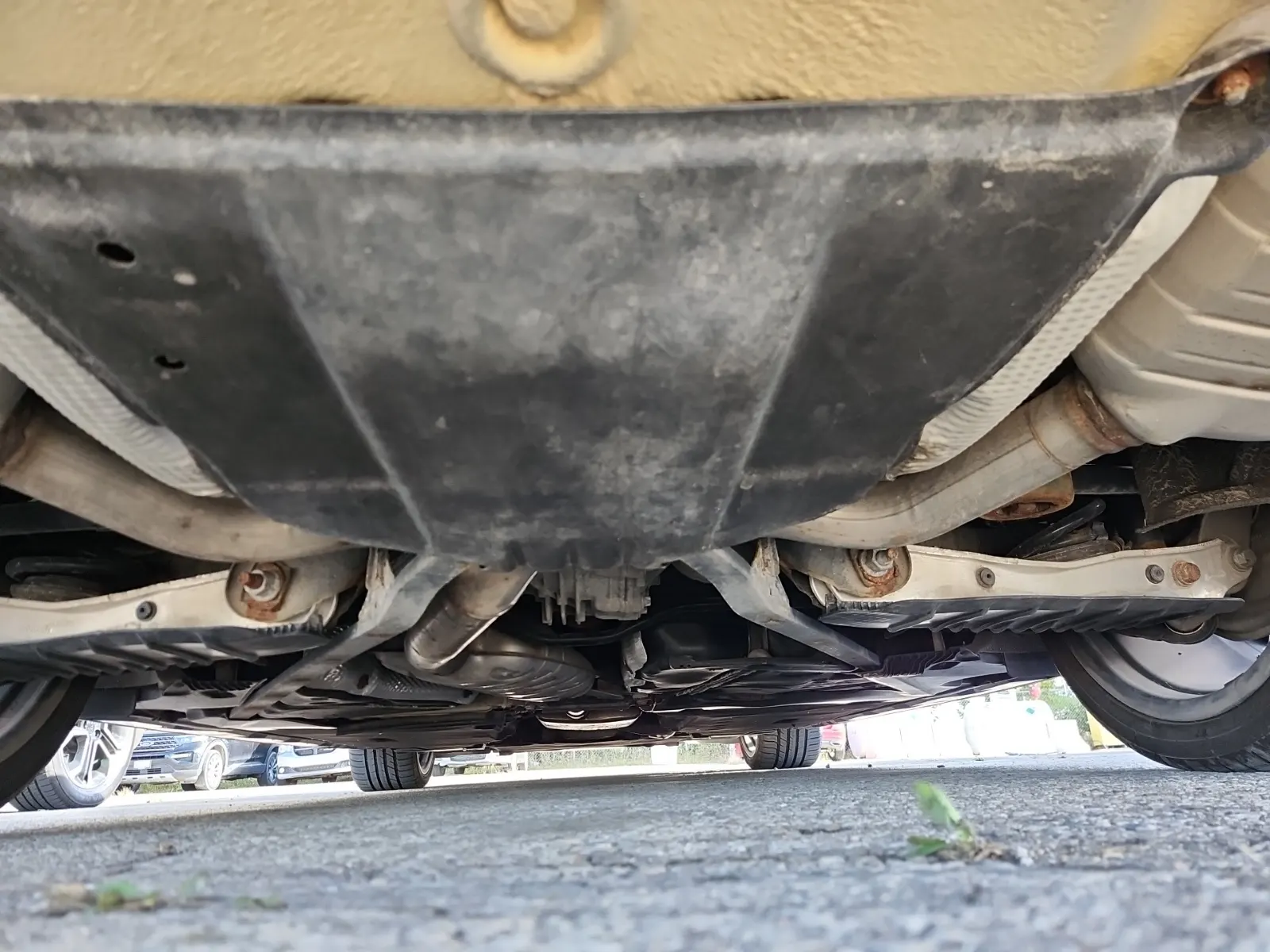 Undercarriage - Rear Photo