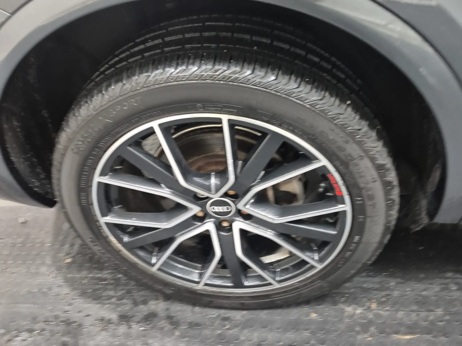 Right Rear Wheel/Tire Photo