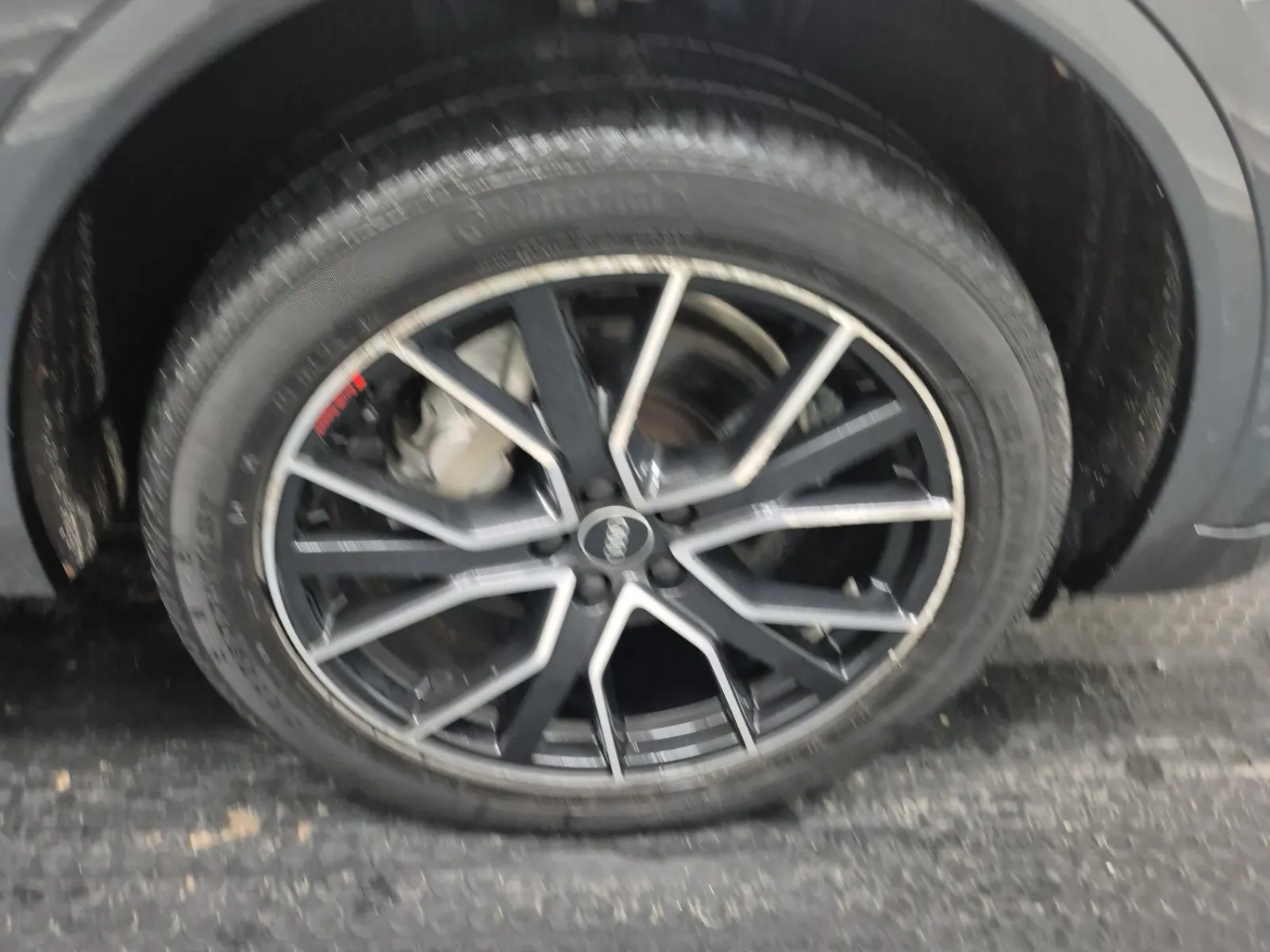 Right Front Wheel/Tire Photo
