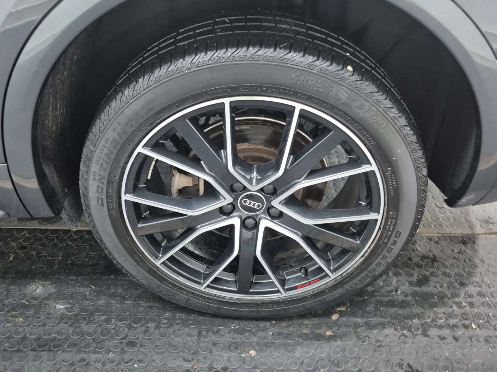 Left Rear Wheel/Tire Photo