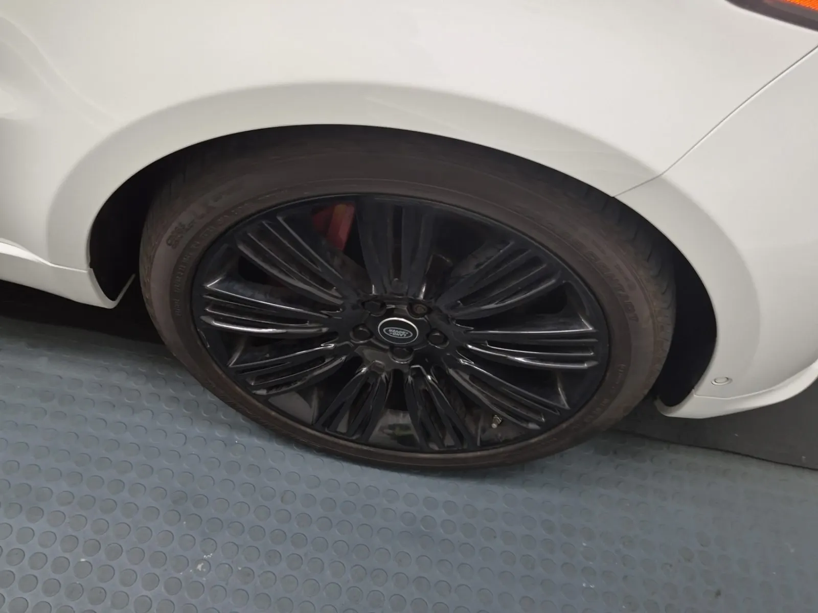 Right Front Wheel/Tire Photo