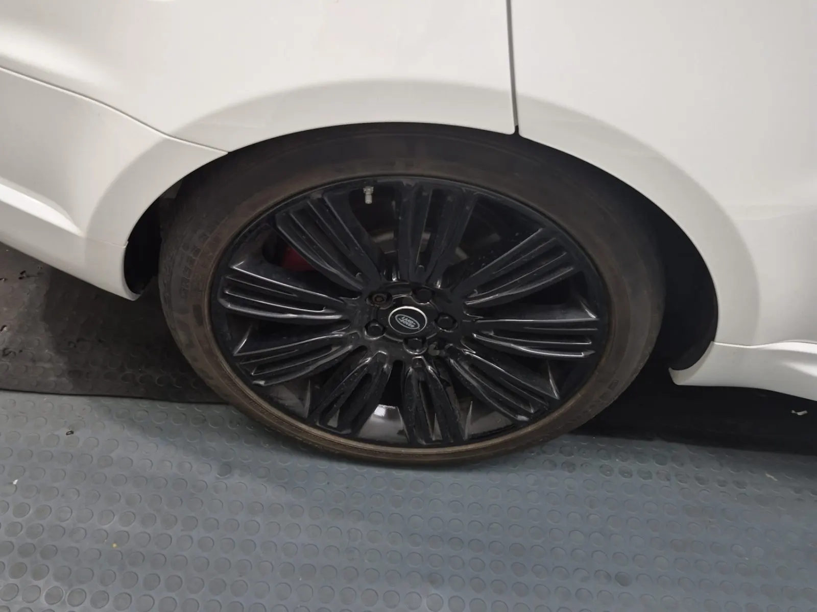 Right Rear Wheel/Tire Photo