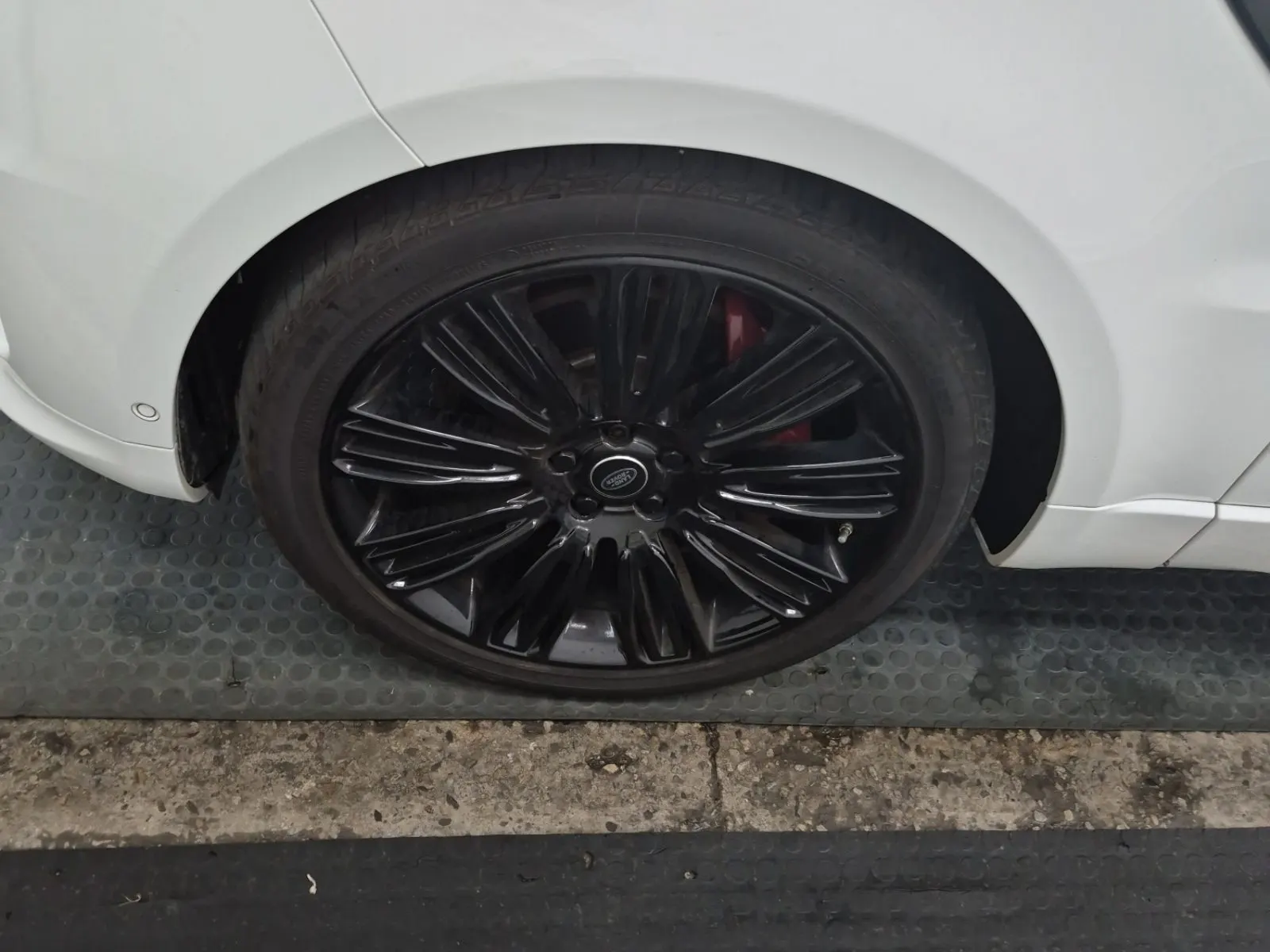 Front driver wheel/tire photo