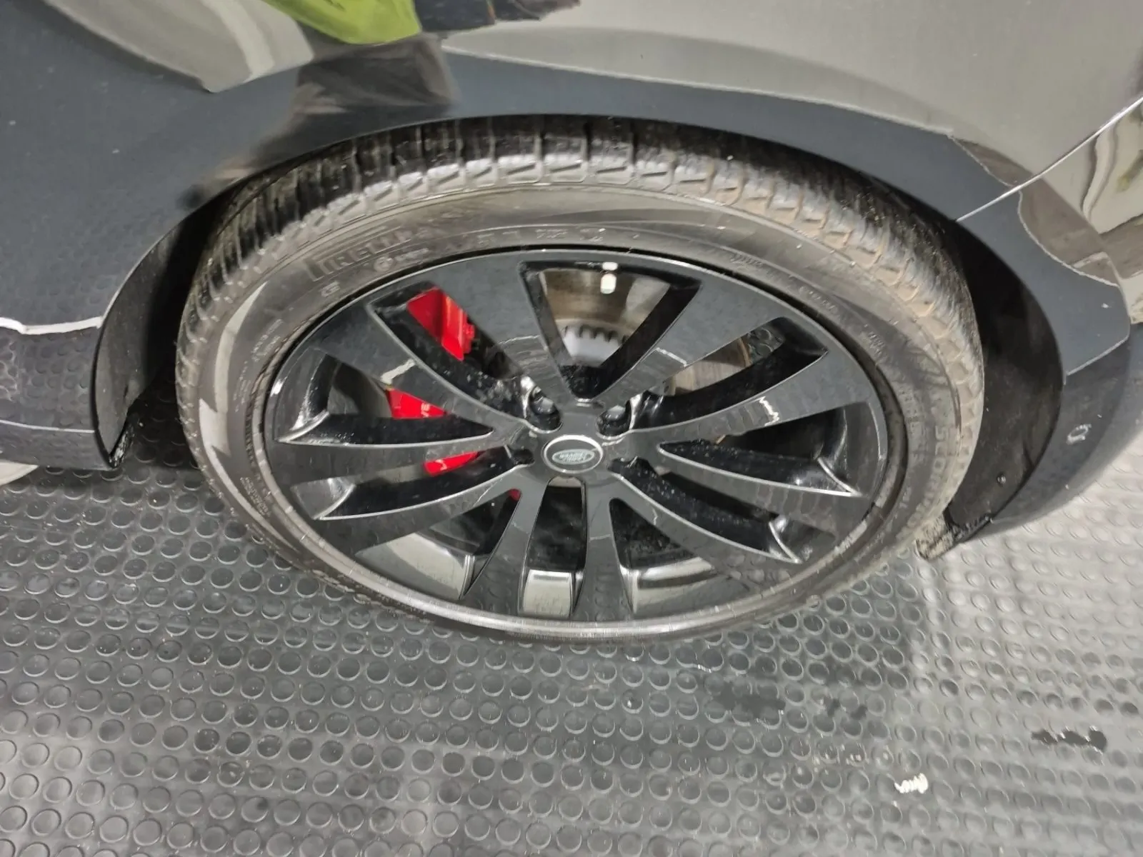 Right Front Wheel/Tire Photo