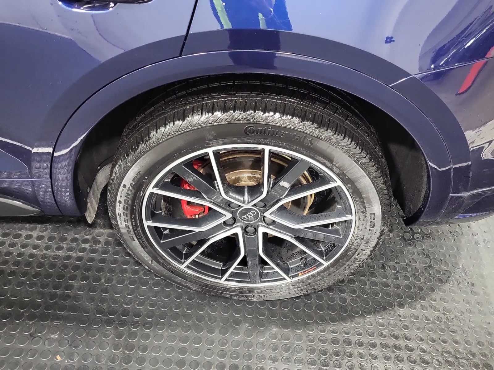 Left Rear Wheel/Tire Photo