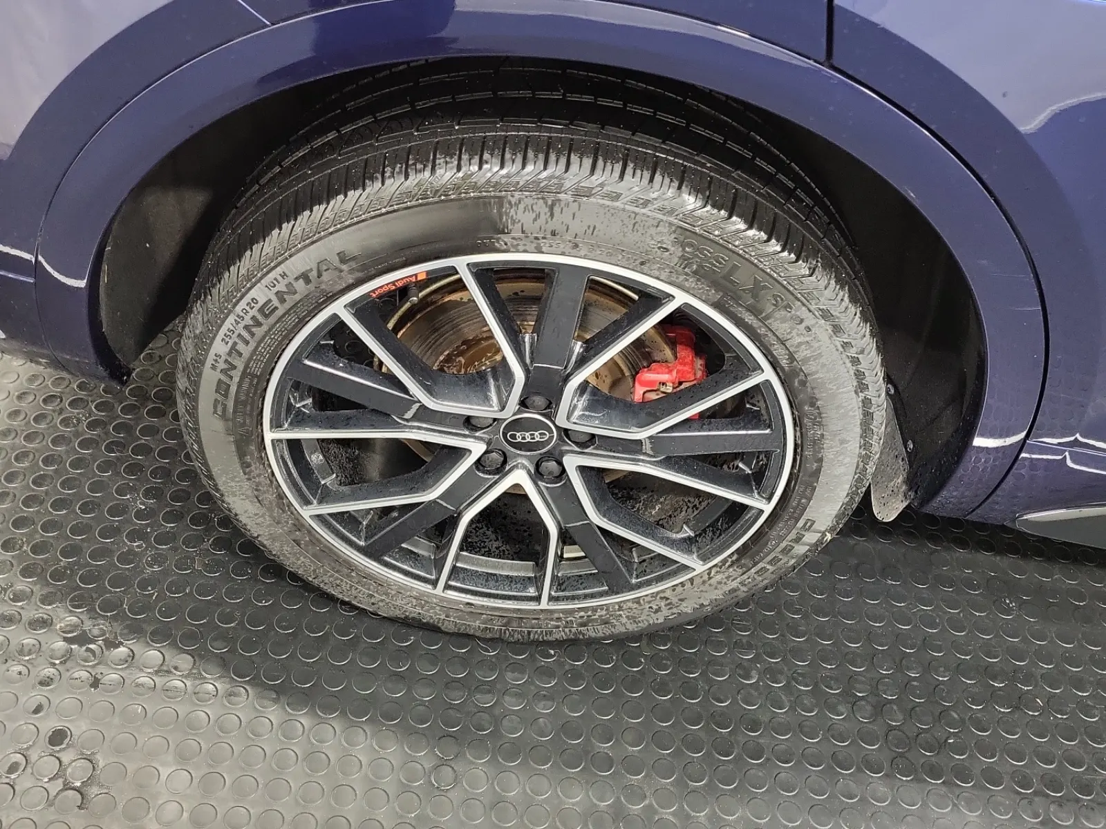 Right Rear Wheel/Tire Photo