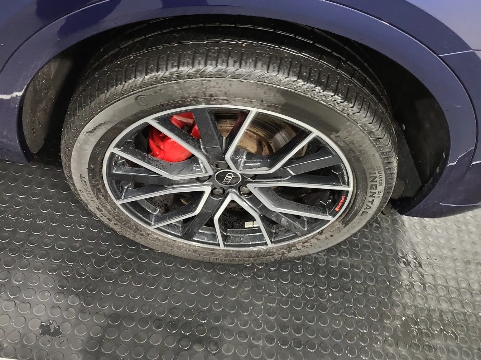 Right Front Wheel/Tire Photo