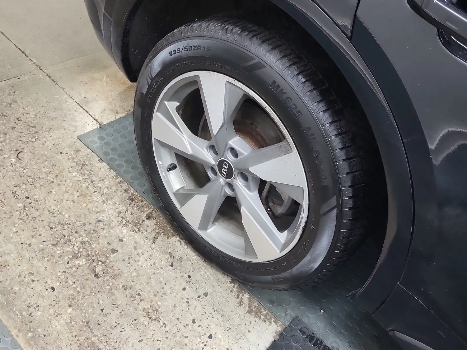 Right Rear Wheel/Tire Photo