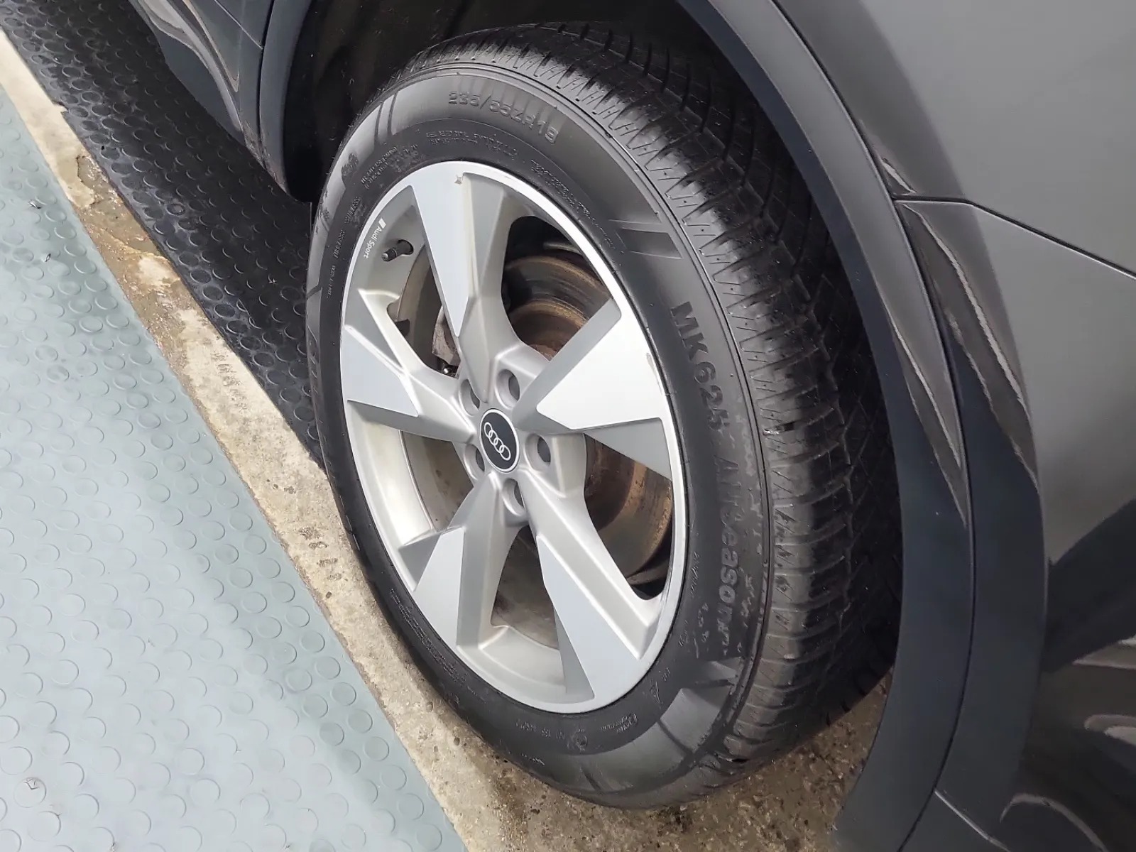 Left Rear Wheel/Tire Photo