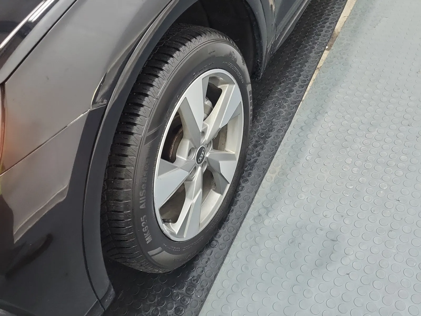 Front driver wheel/tire photo