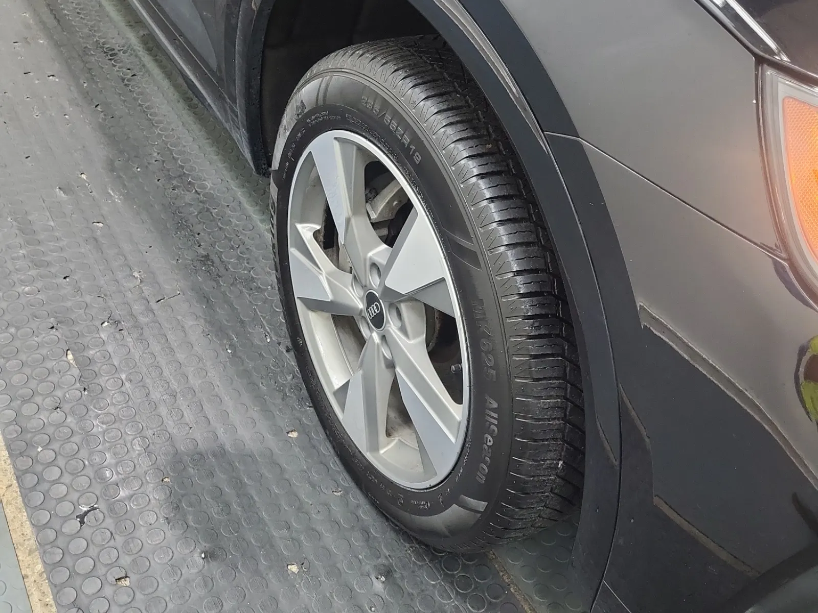 Right Front Wheel/Tire Photo