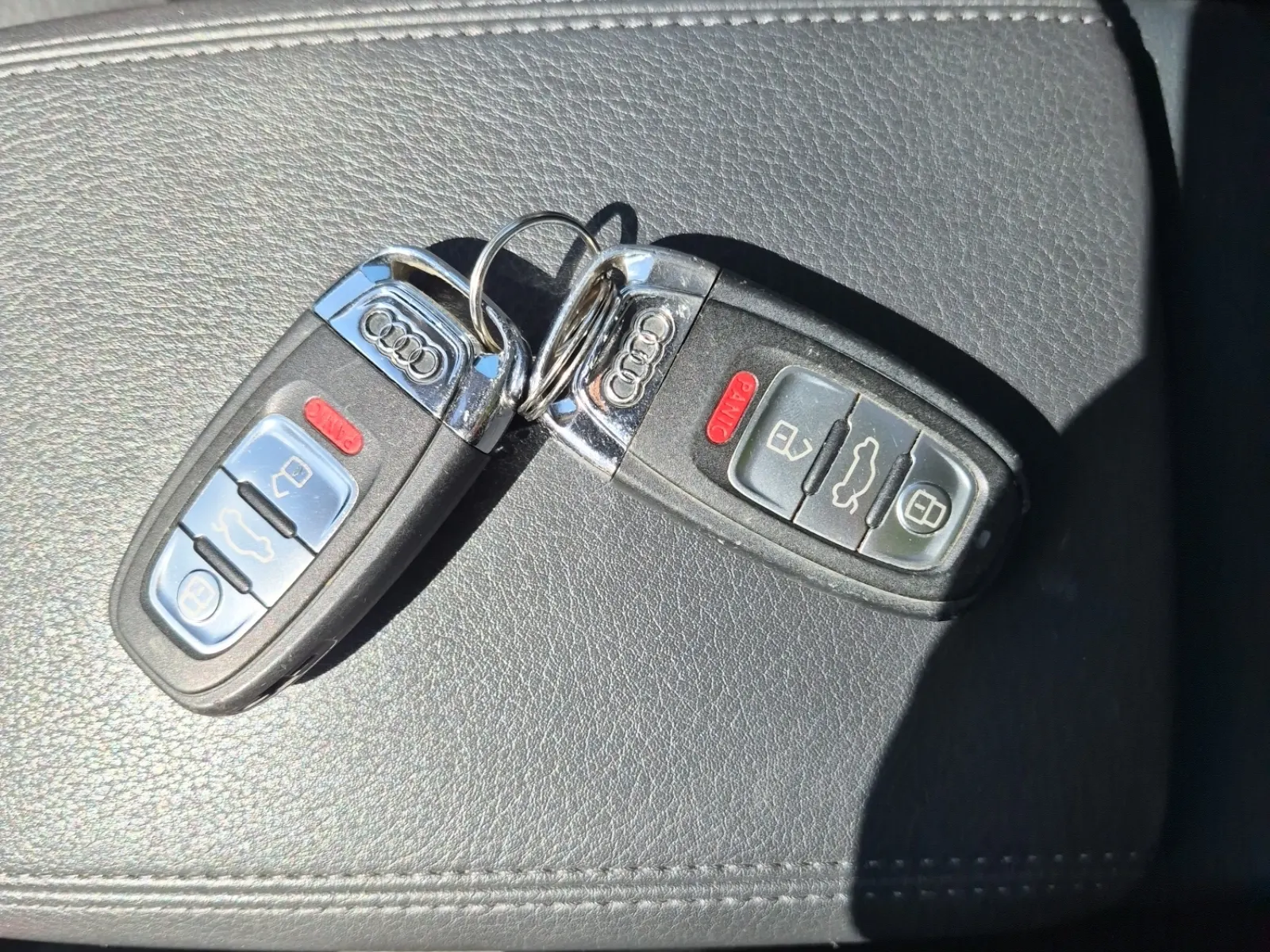 Keys/Fobs/Manual Photo