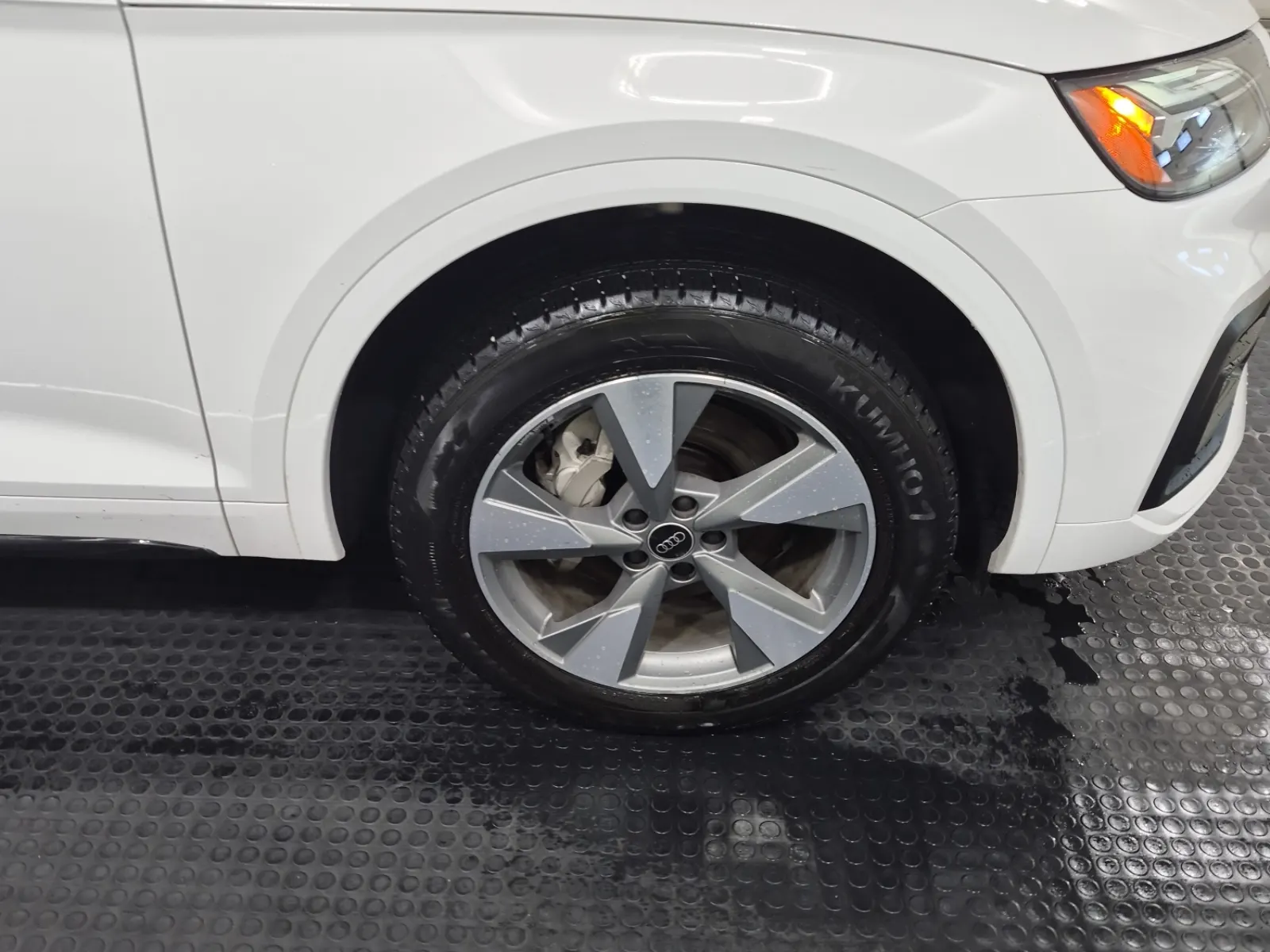 Right Front Wheel/Tire Photo