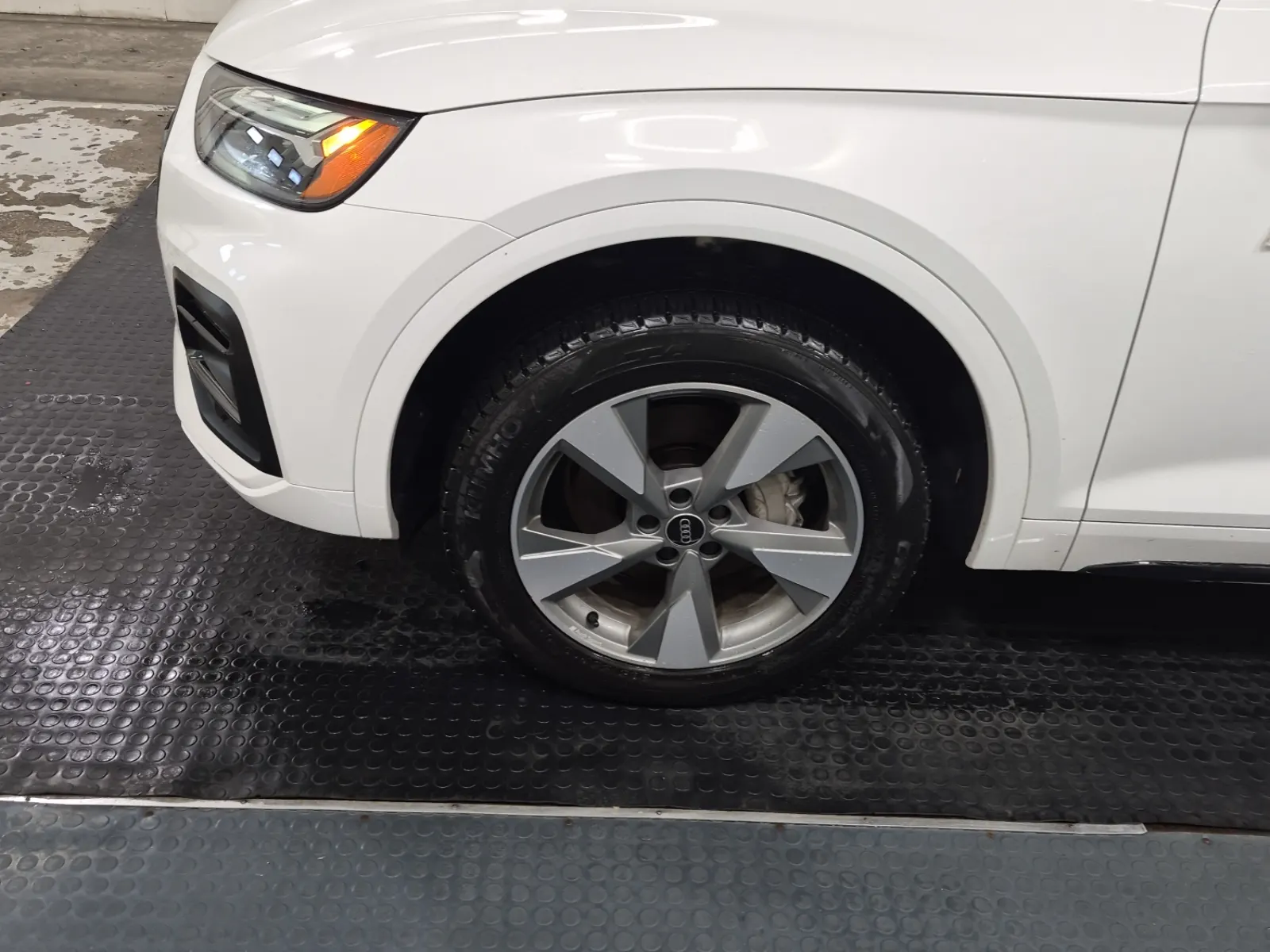 Front driver wheel/tire photo