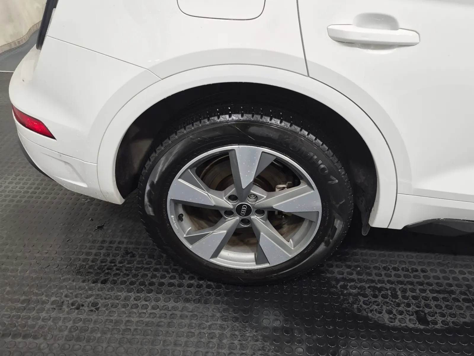 Right Rear Wheel/Tire Photo